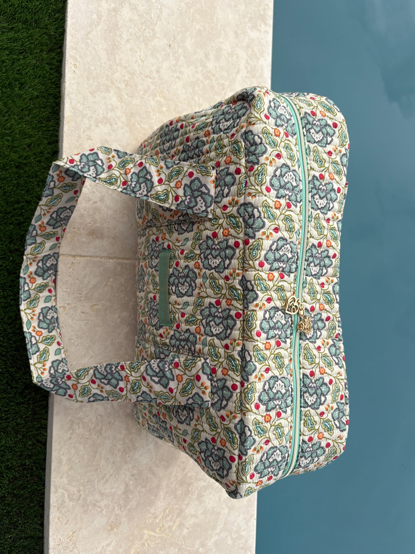 Sac week-end polochon en coton matelassé blanc liberty fleuri jaune et bleu