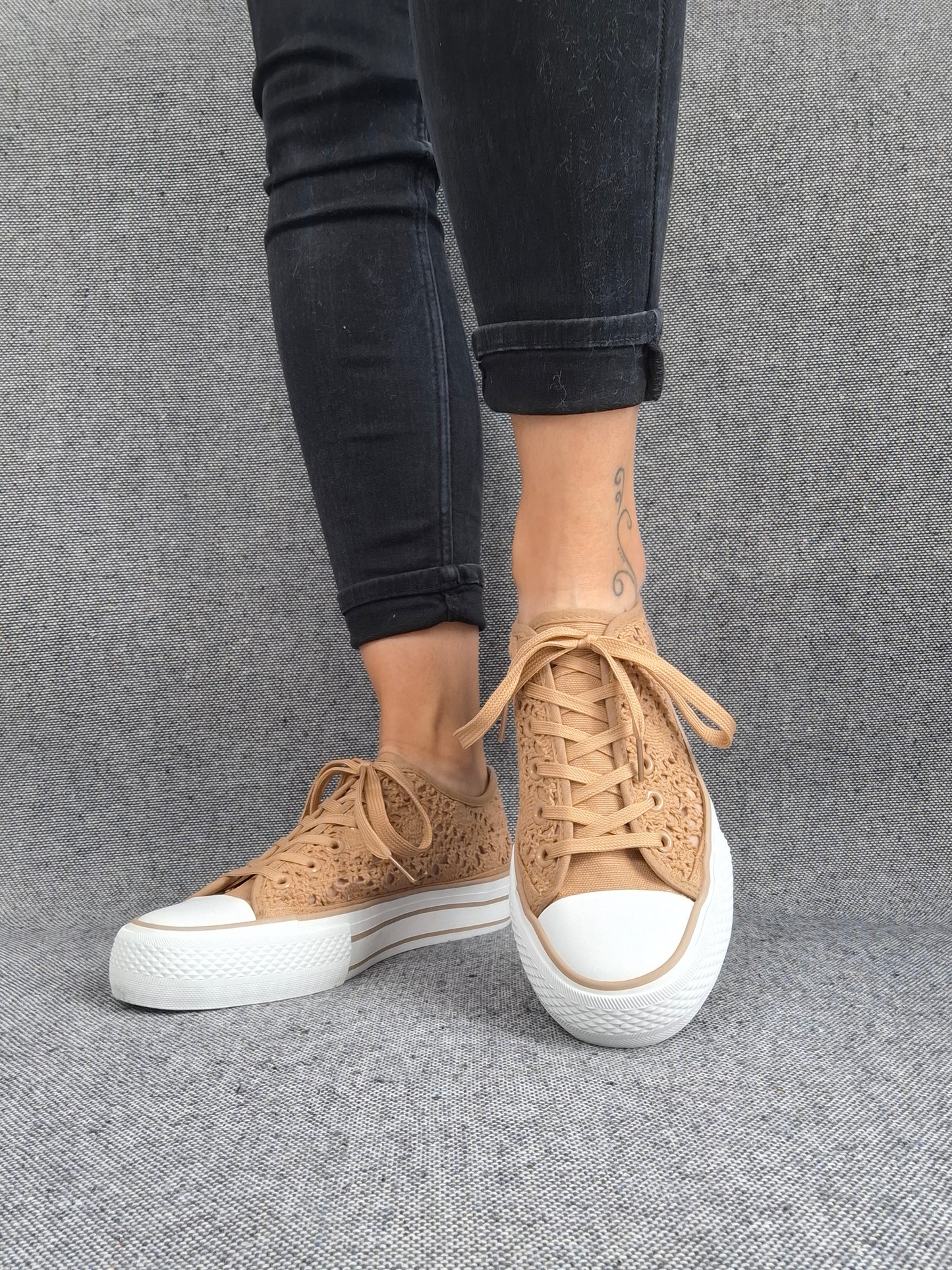 Chaussures baskets basses à dentelle beige foncé en tissu style converse
