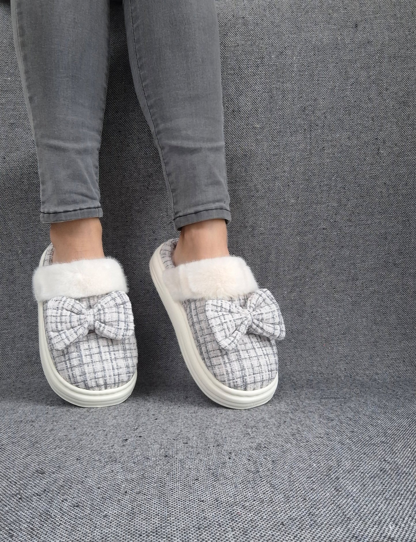 Chaussons fourrés bleu et blanc en tissu à carreaux avec noeud