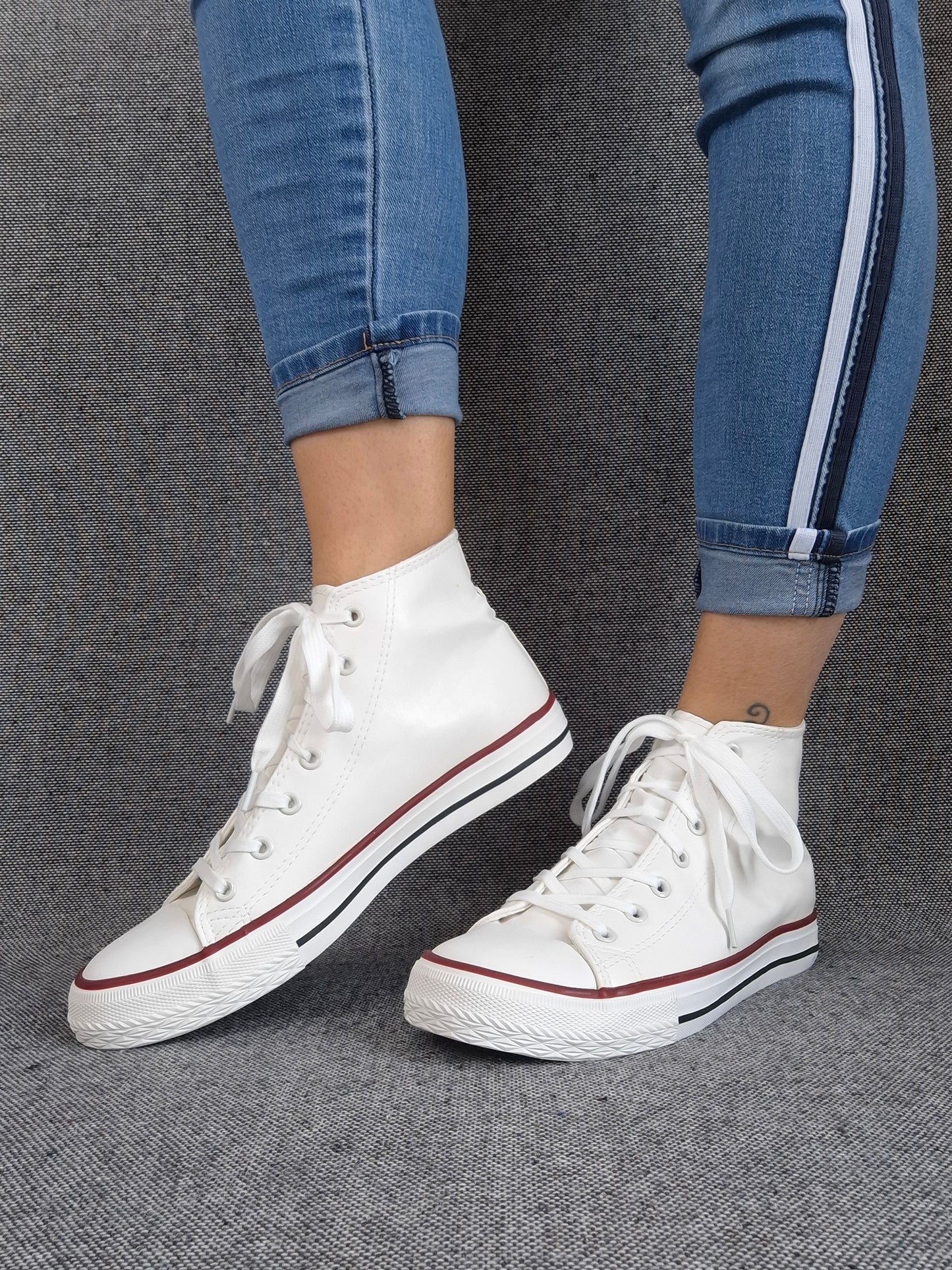 Chaussures baskets hautes simili cuir blanc style converse