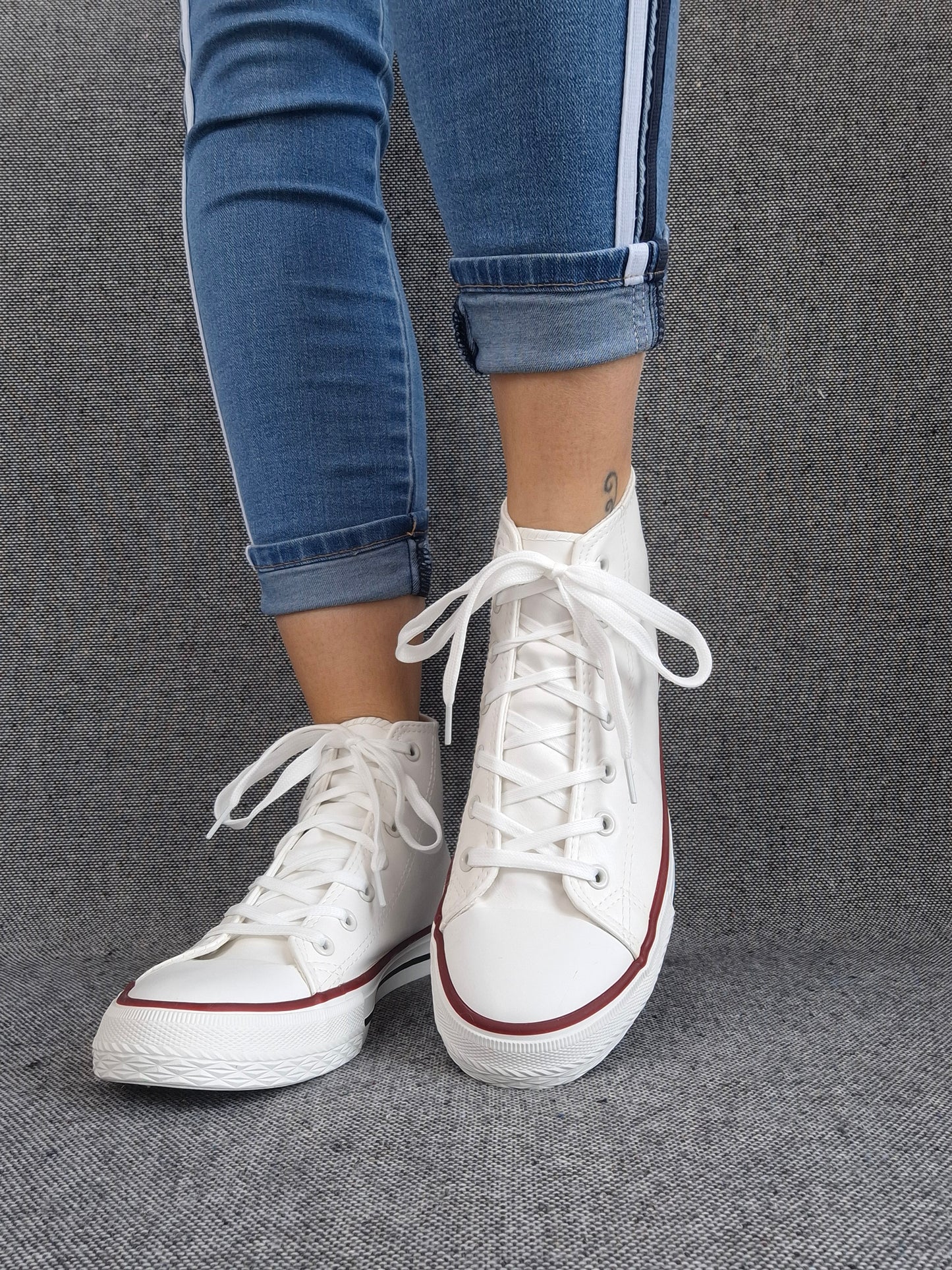 Chaussures baskets hautes simili cuir blanc style converse