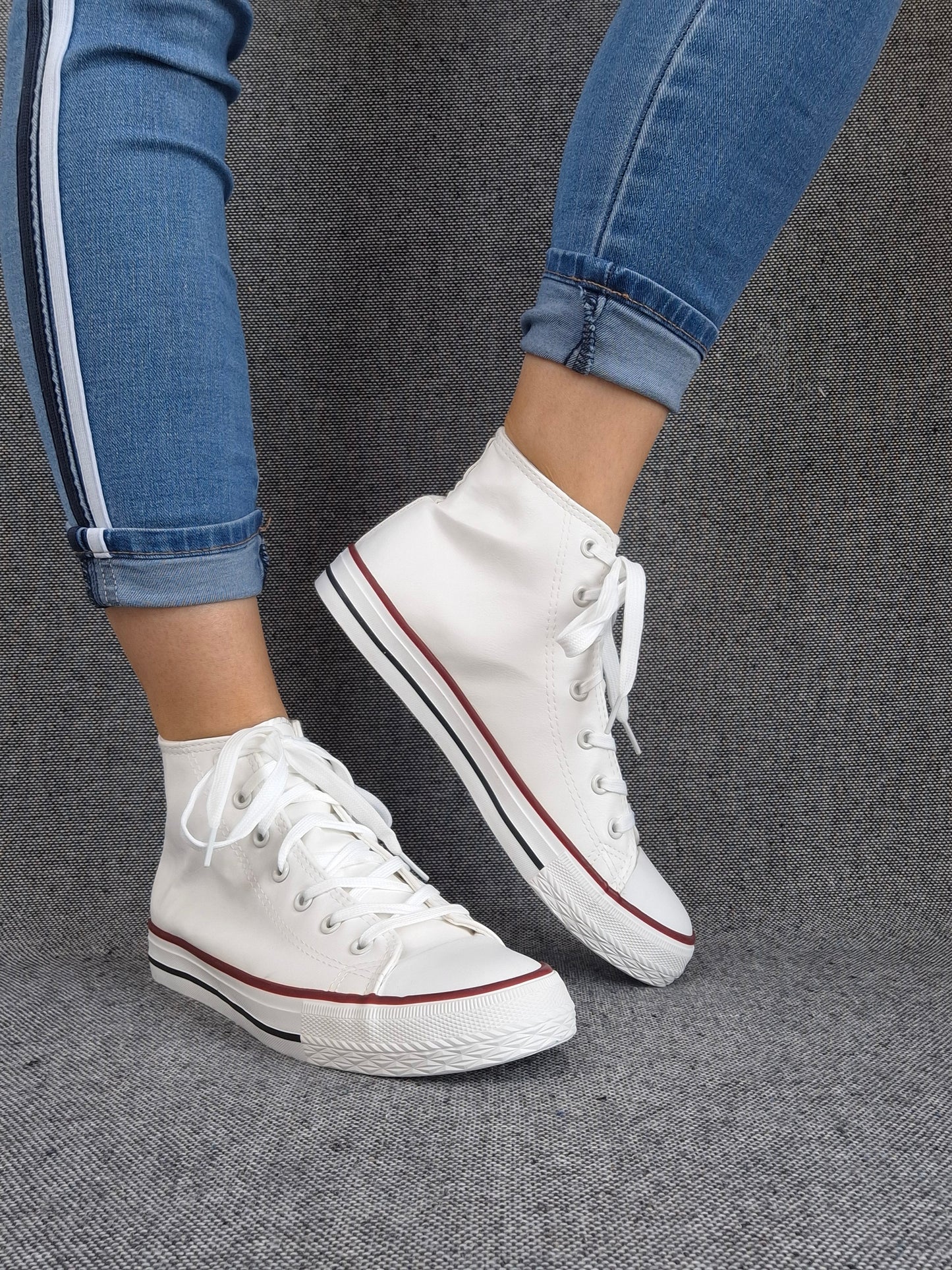 Chaussures baskets hautes simili cuir blanc style converse