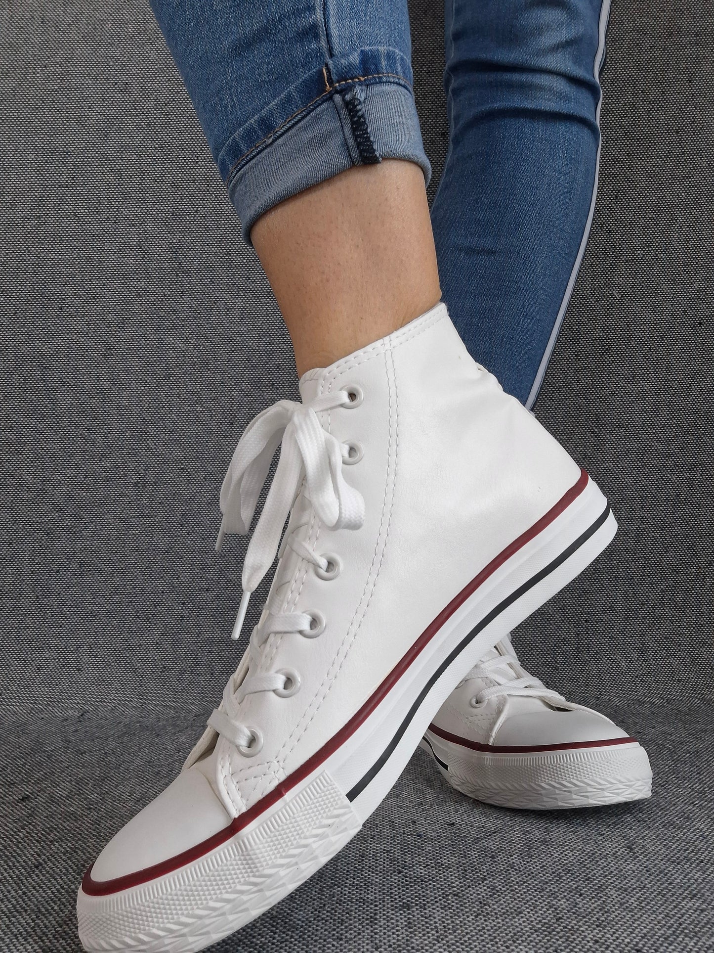 Chaussures baskets hautes simili cuir blanc style converse
