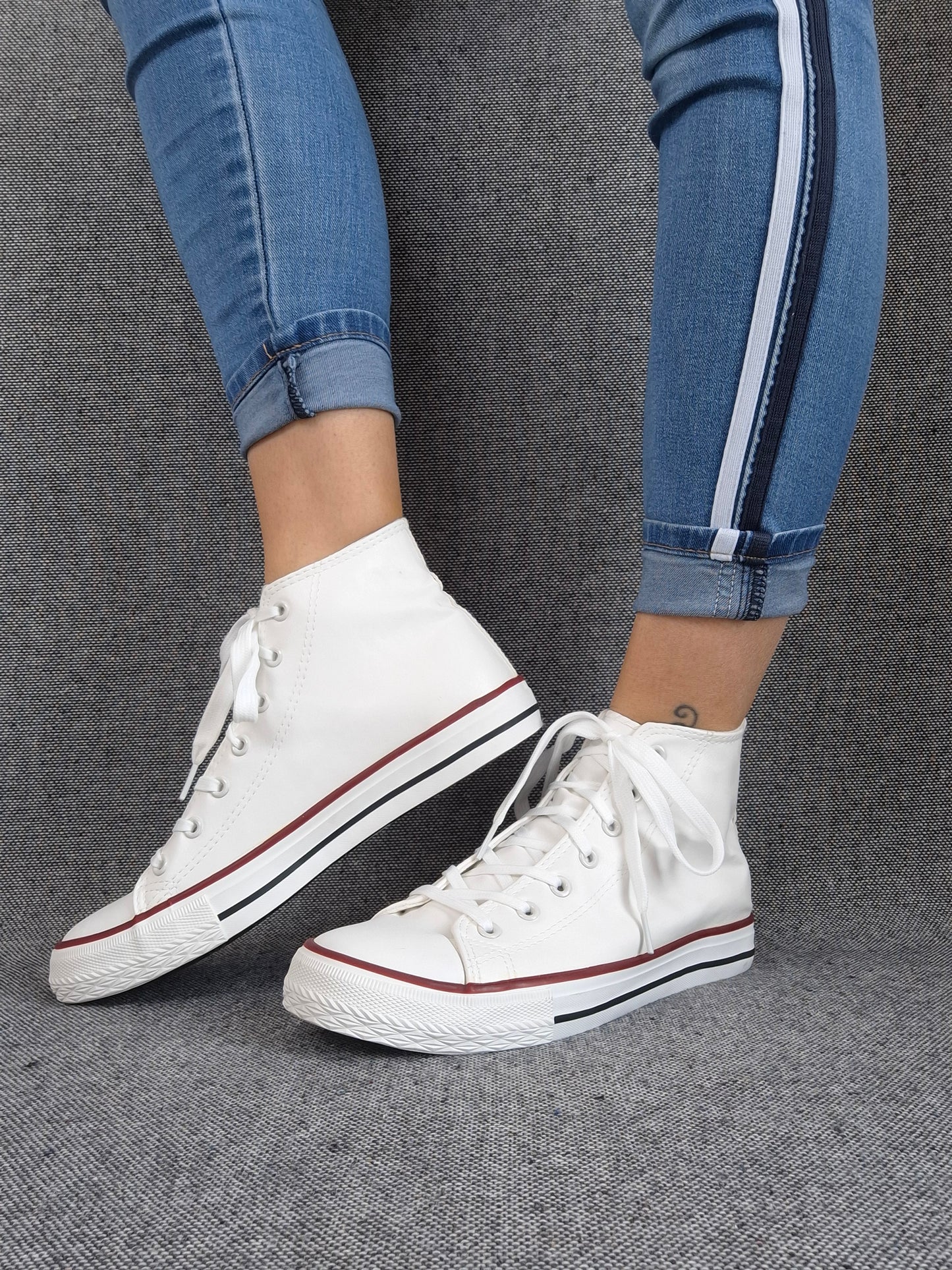 Chaussures baskets hautes simili cuir blanc style converse
