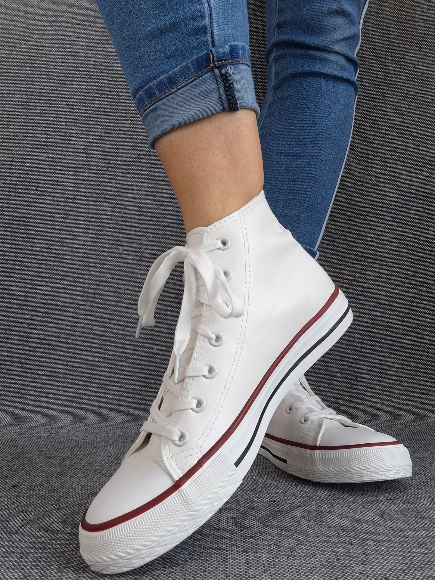 Chaussures baskets hautes simili cuir blanc style converse