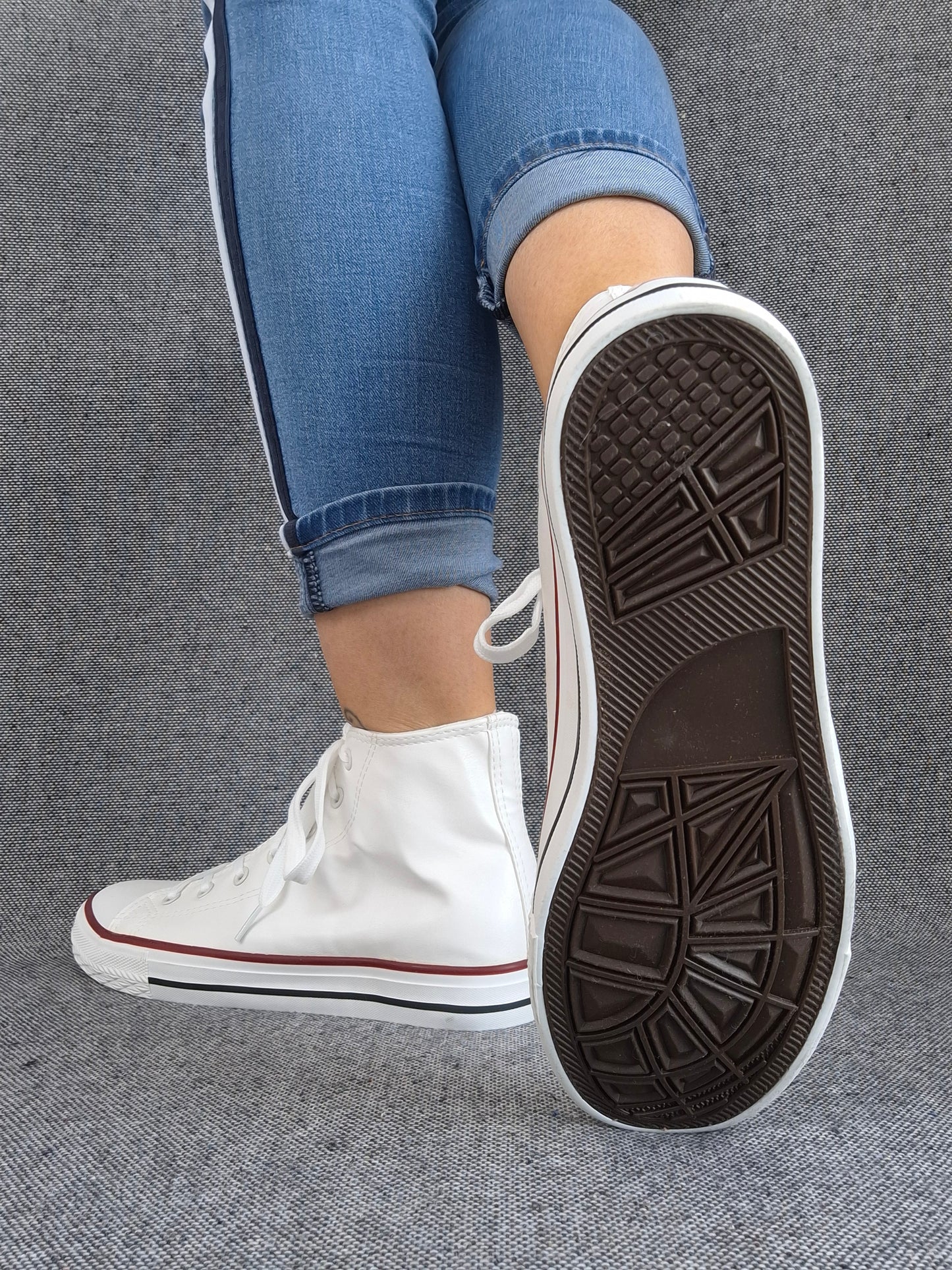 Chaussures baskets hautes simili cuir blanc style converse