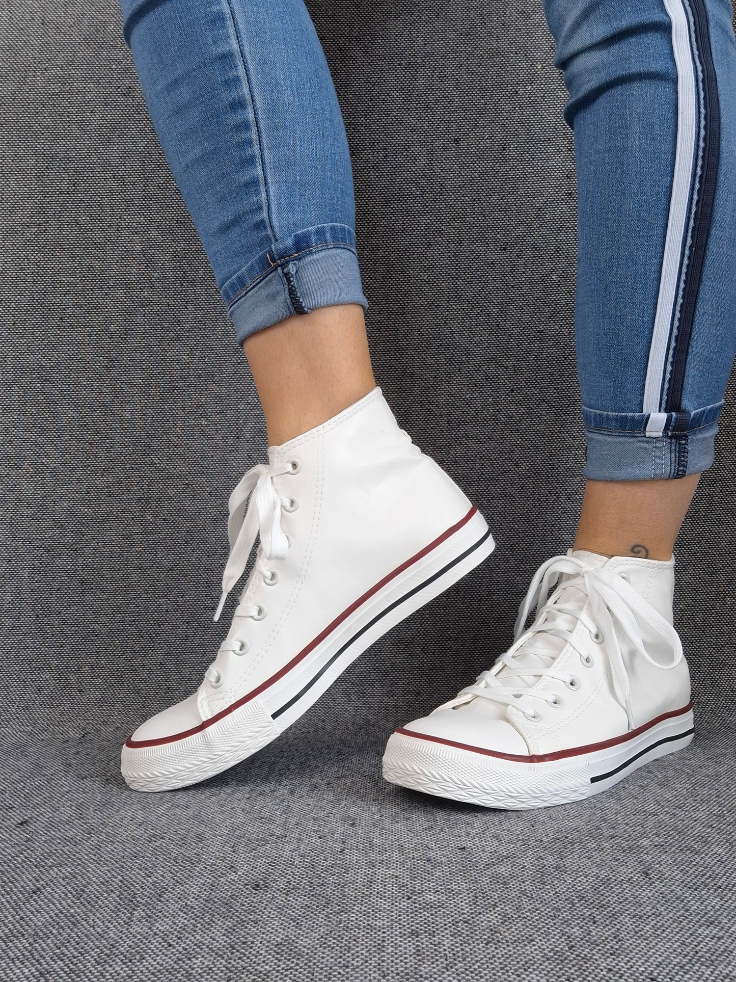 Chaussures baskets hautes simili cuir blanc style converse