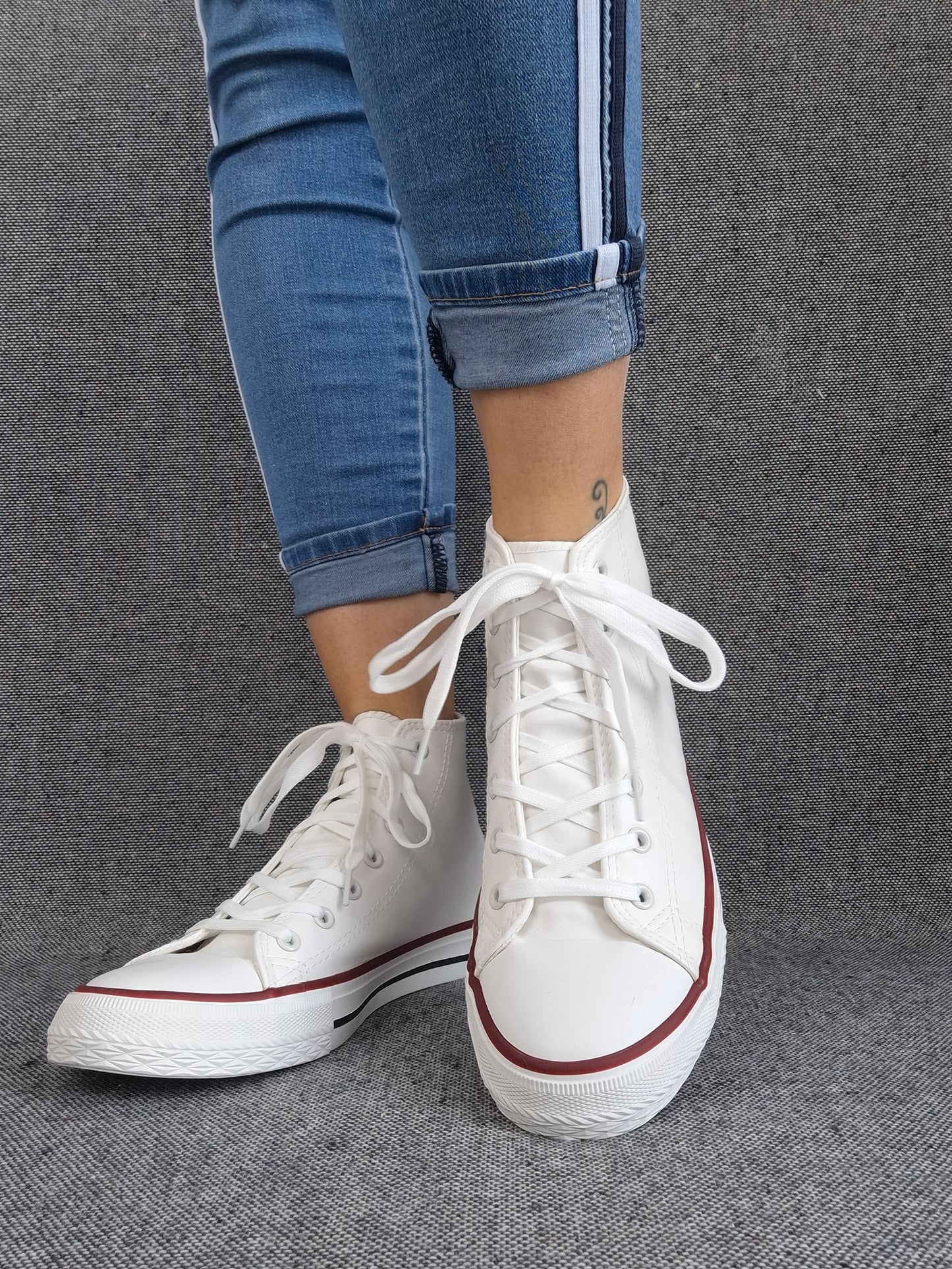 Chaussures baskets hautes simili cuir blanc style converse