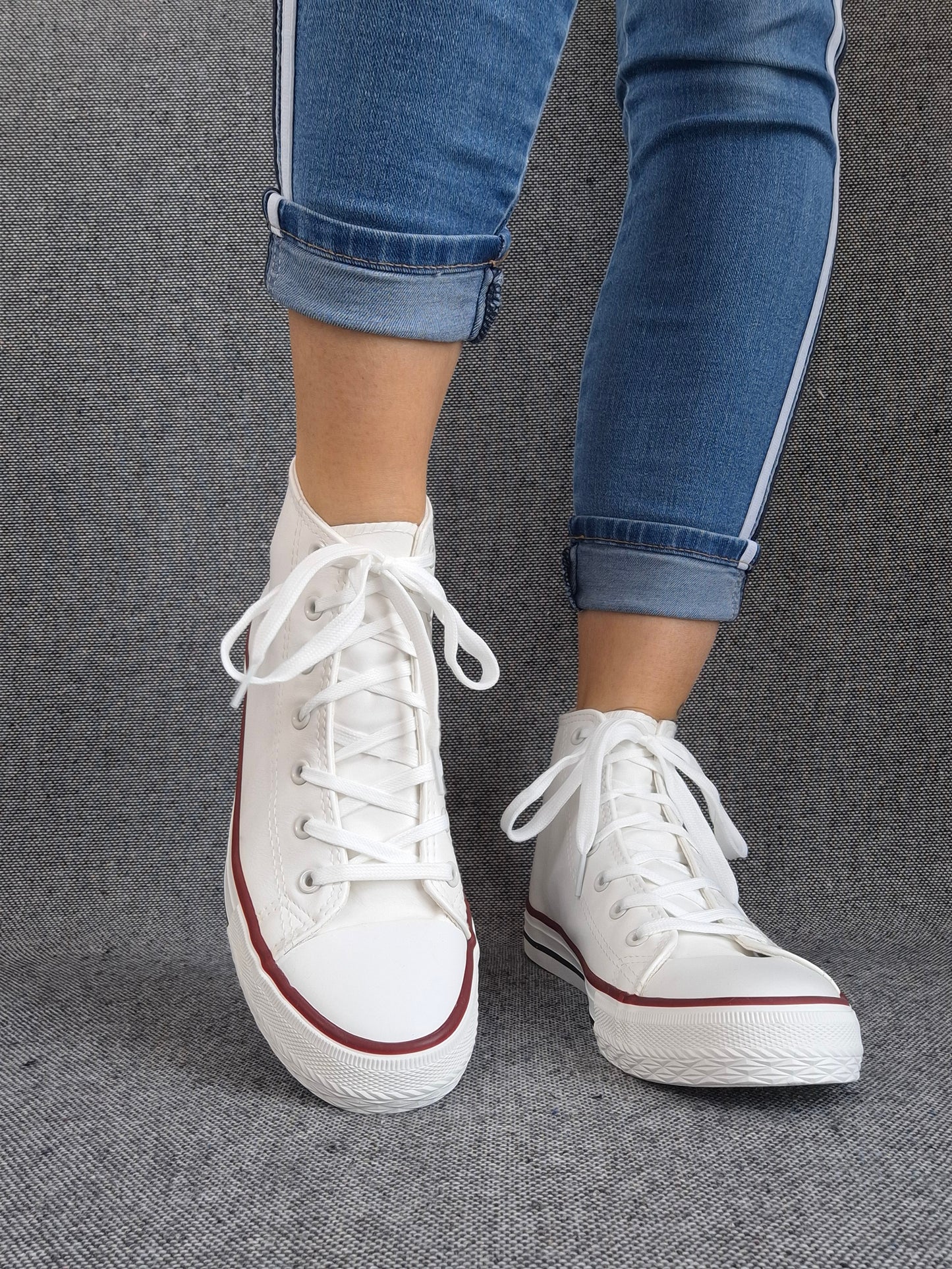 Chaussures baskets hautes simili cuir blanc style converse