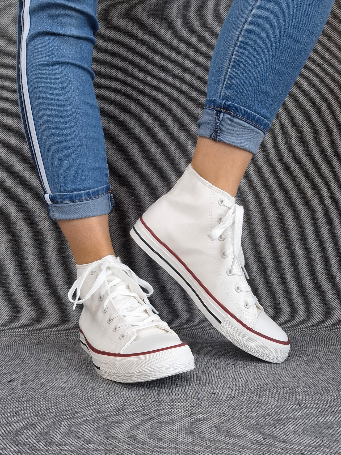 Chaussures baskets hautes simili cuir blanc style converse