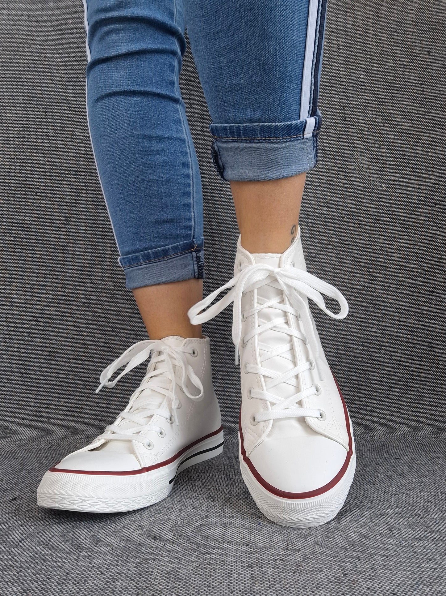 Chaussures baskets hautes simili cuir blanc style converse