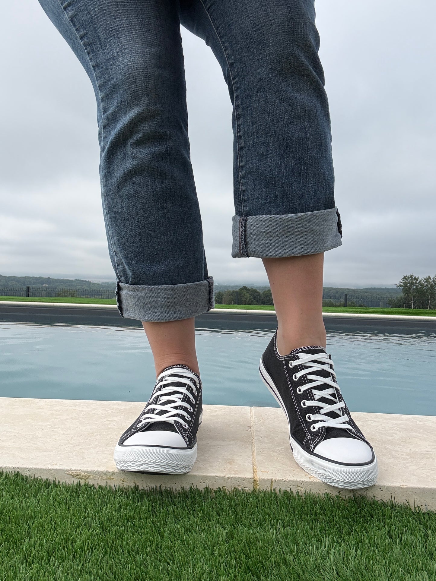 Chaussures baskets basses noires pailletées et blanc style converse