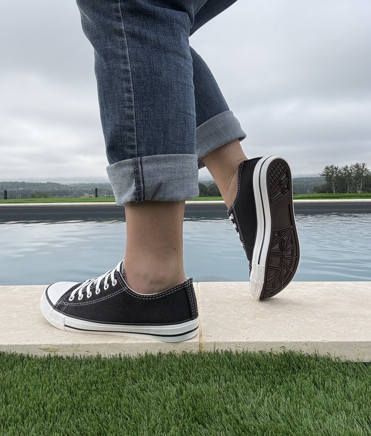 Chaussures baskets basses noires pailletées et blanc style converse