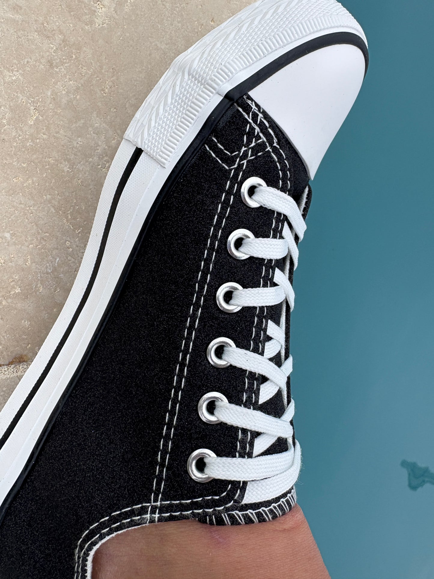 Chaussures baskets basses noires pailletées et blanc style converse