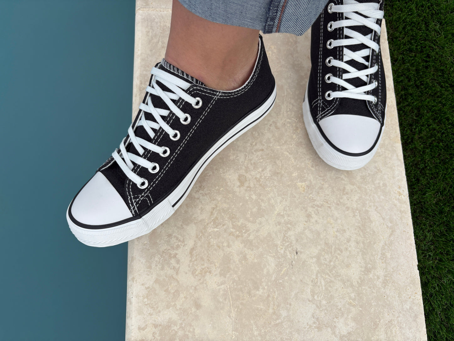 Chaussures baskets basses noires pailletées et blanc style converse