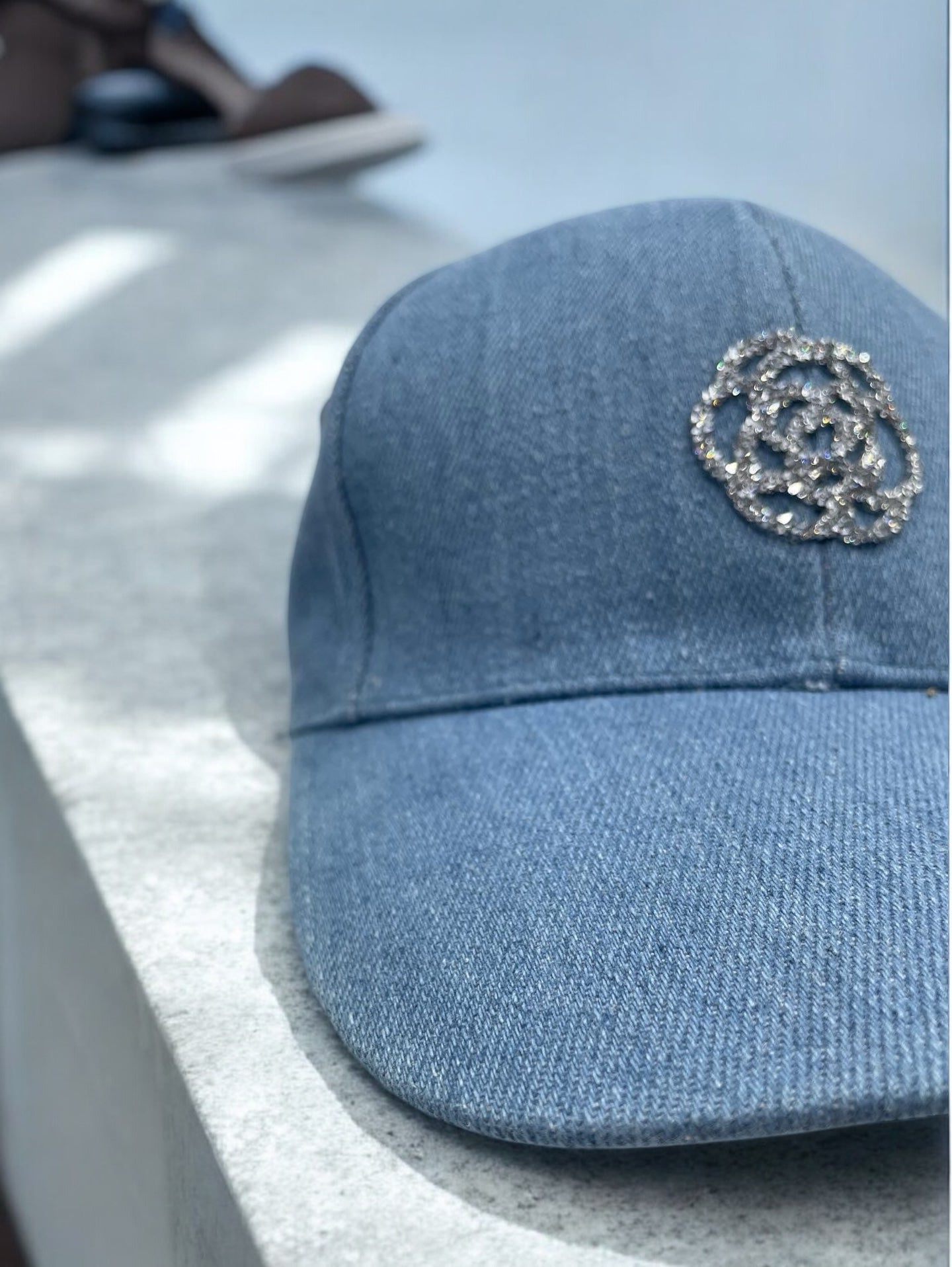 Casquette en coton jean bleu avec logo en strass