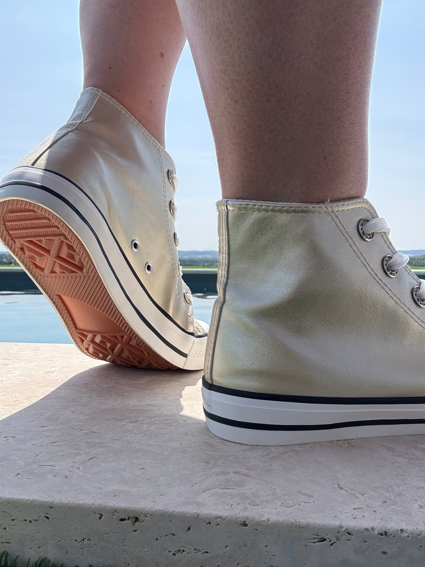 Chaussures baskets hautes dorées et blanc type converse
