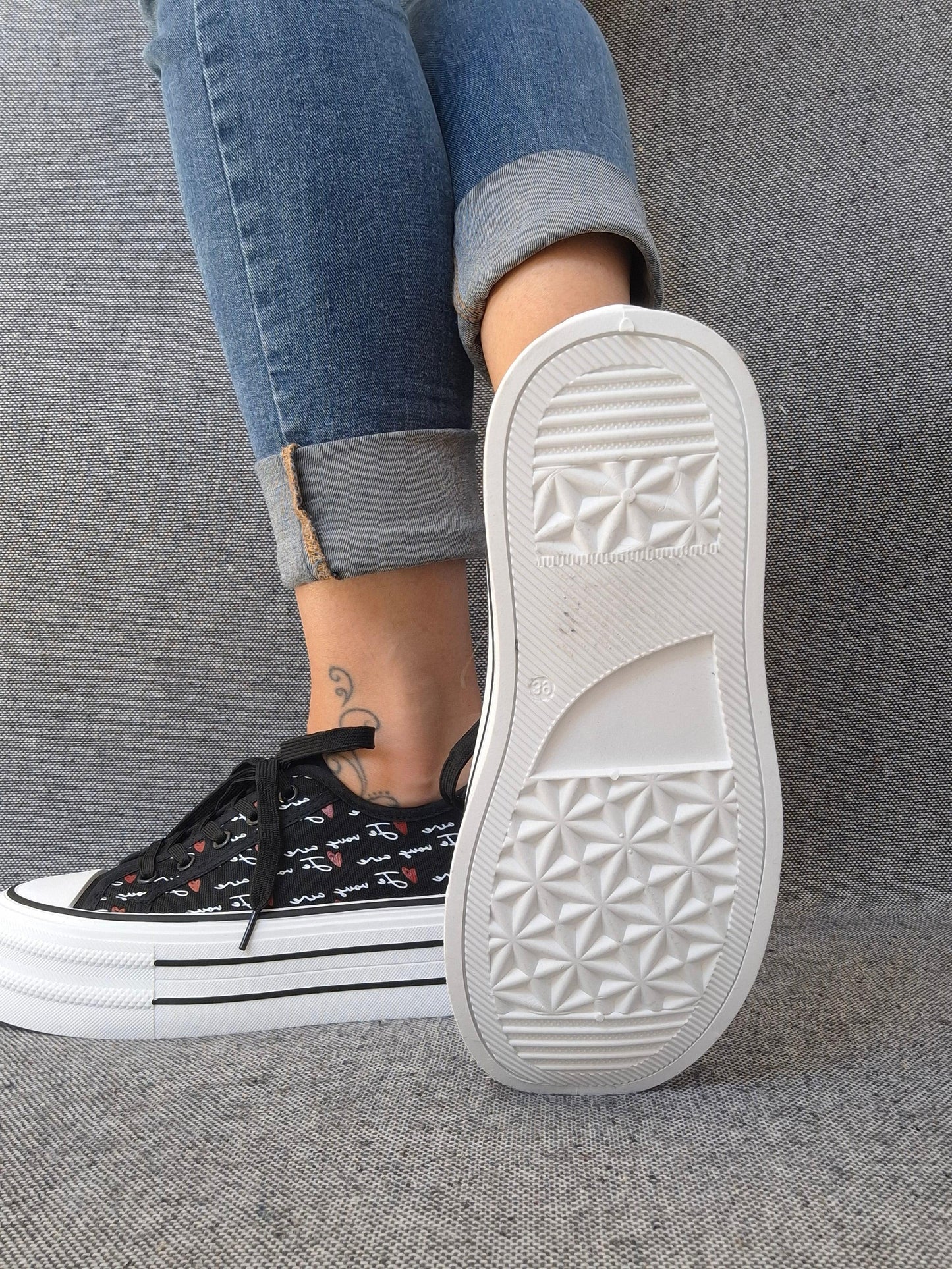 Chaussures baskets basses compensées tissu noir avec inscription “je vous aime”