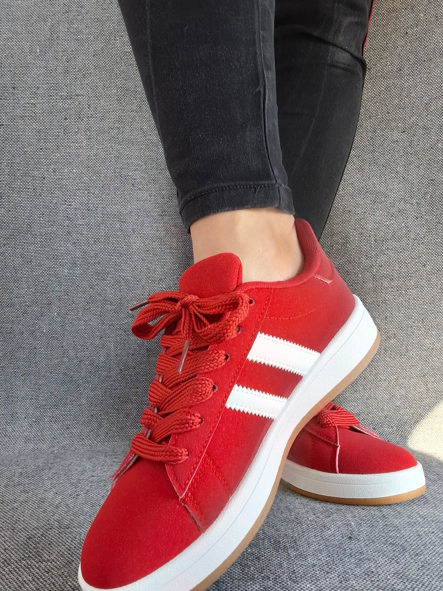 Chaussures baskets basses rouges avec bandes blanches style campus