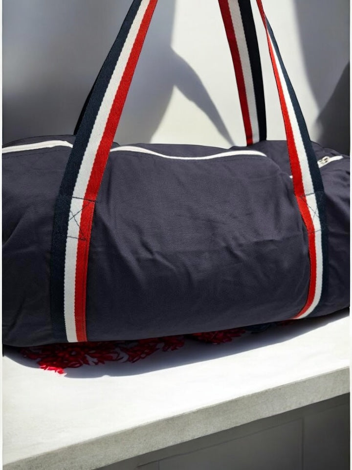 Sac polochon en tissu coton léger bleu marine détails rayés tricolores