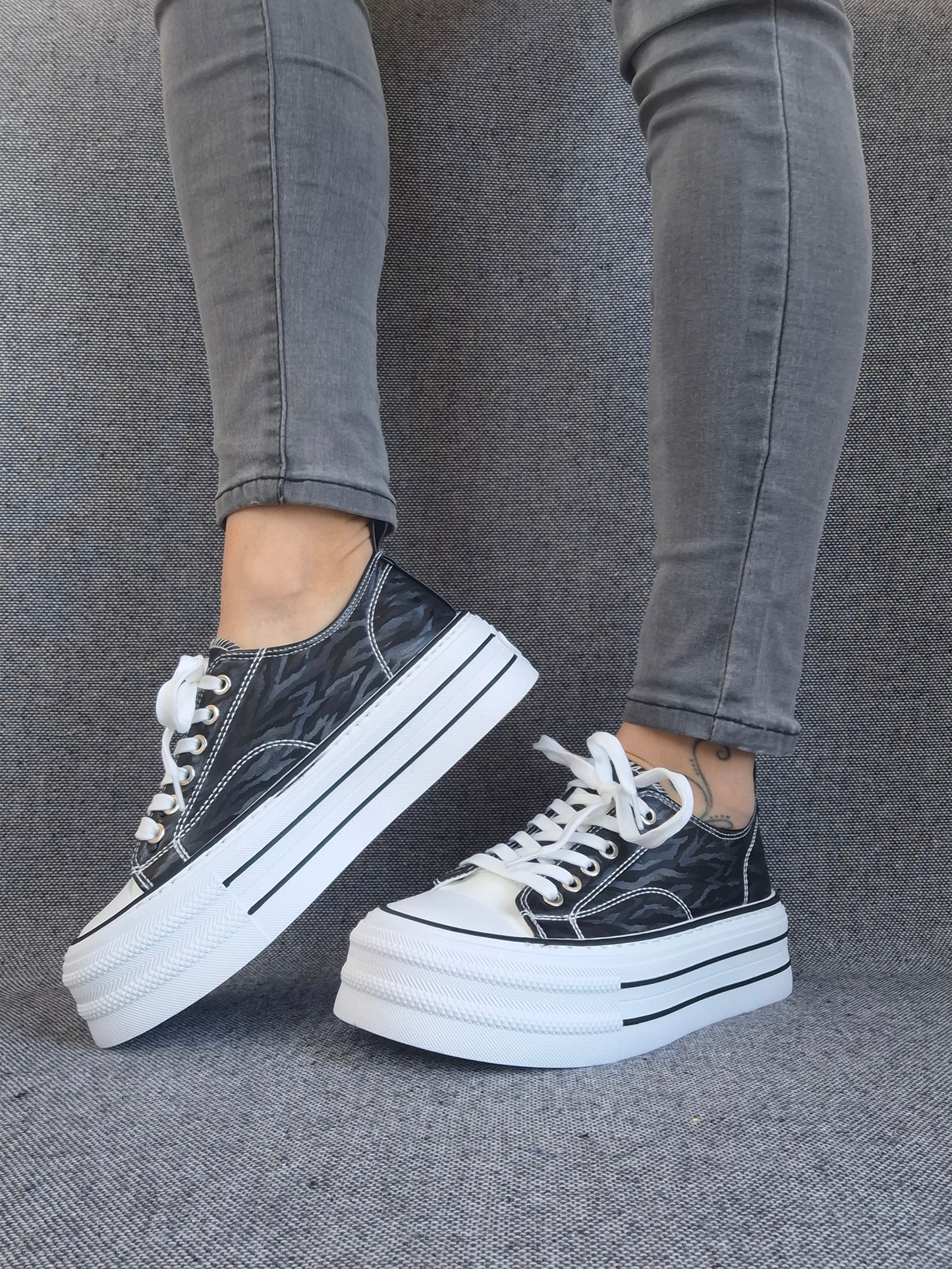 Chaussures baskets basses semelle compensée tissu rigide motif zébrés noir et blanc style converse plateforme