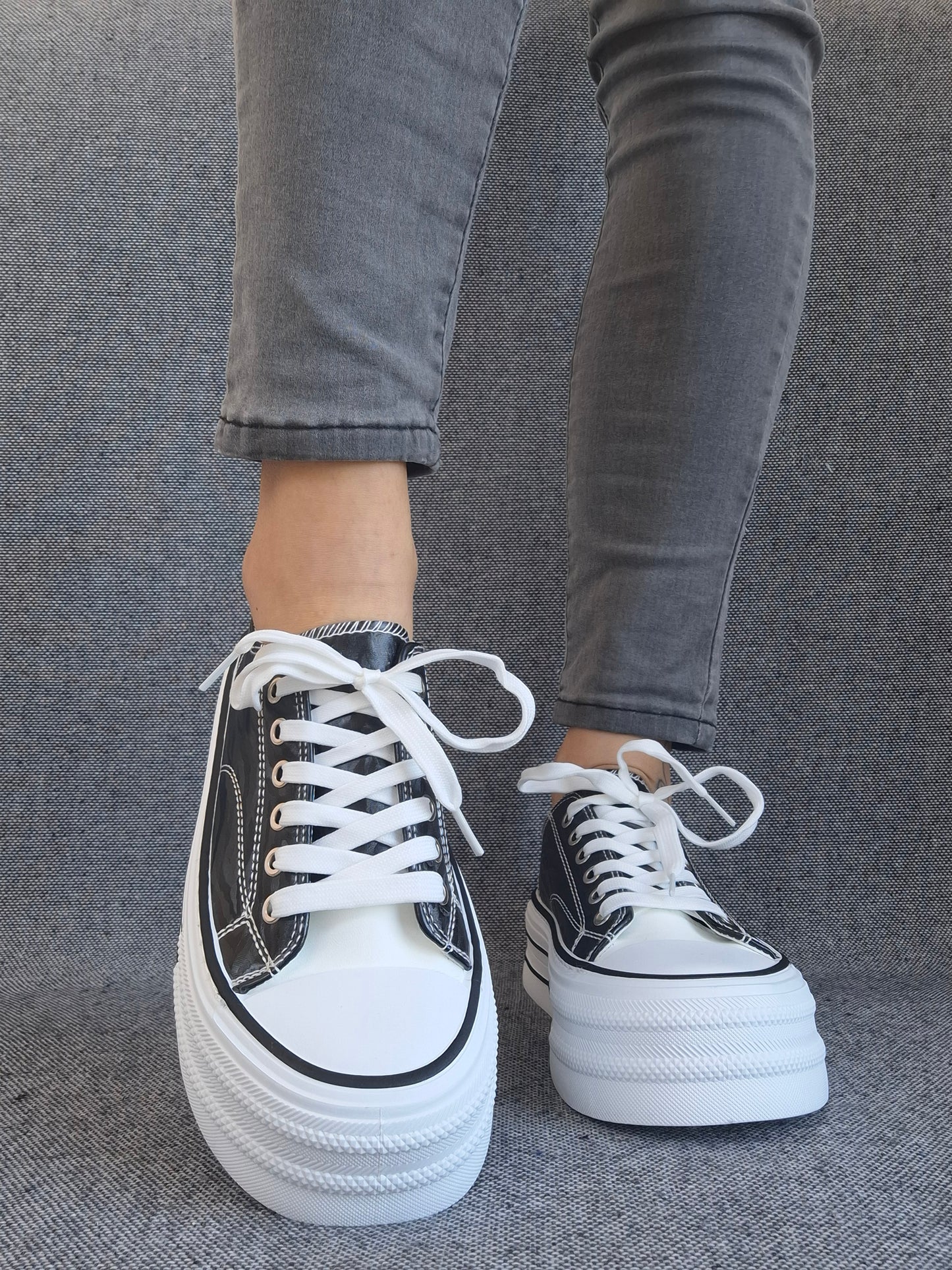 Chaussures baskets basses semelle compensée tissu rigide motif zébrés noir et blanc style converse plateforme