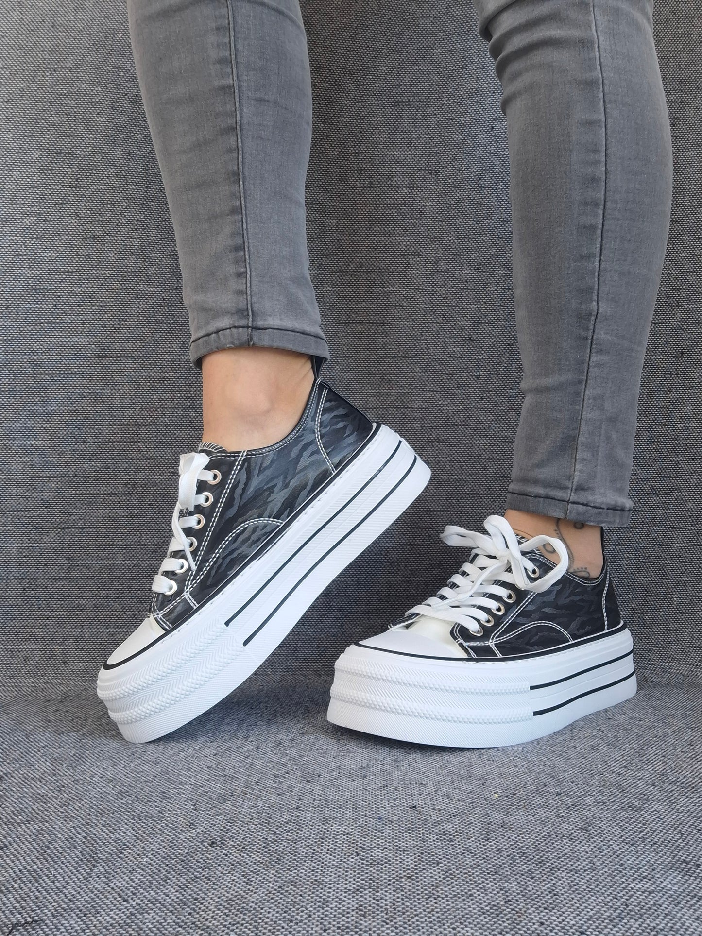 Chaussures baskets basses semelle compensée tissu rigide motif zébrés noir et blanc style converse plateforme