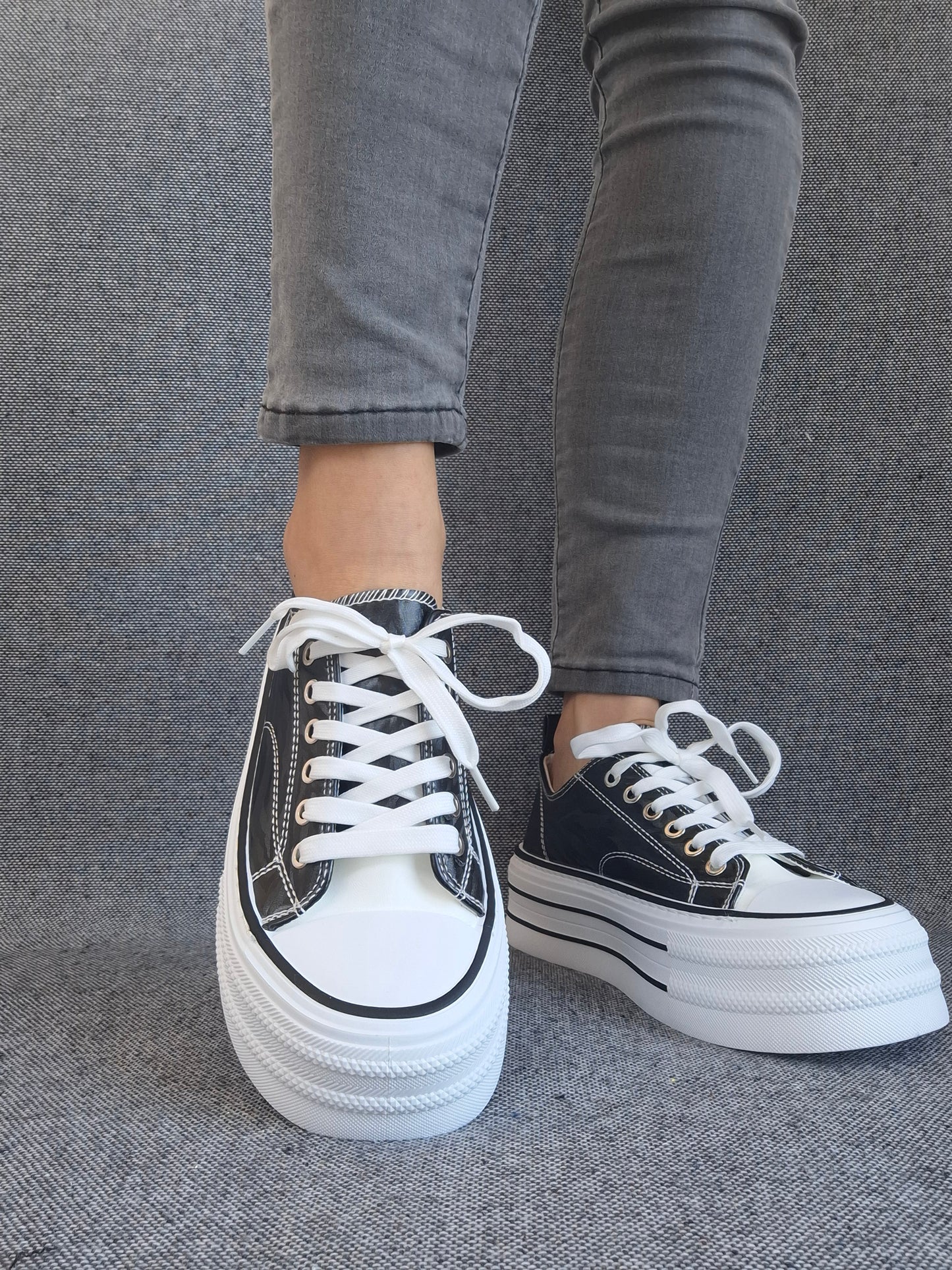 Chaussures baskets basses semelle compensée tissu rigide motif zébrés noir et blanc style converse plateforme