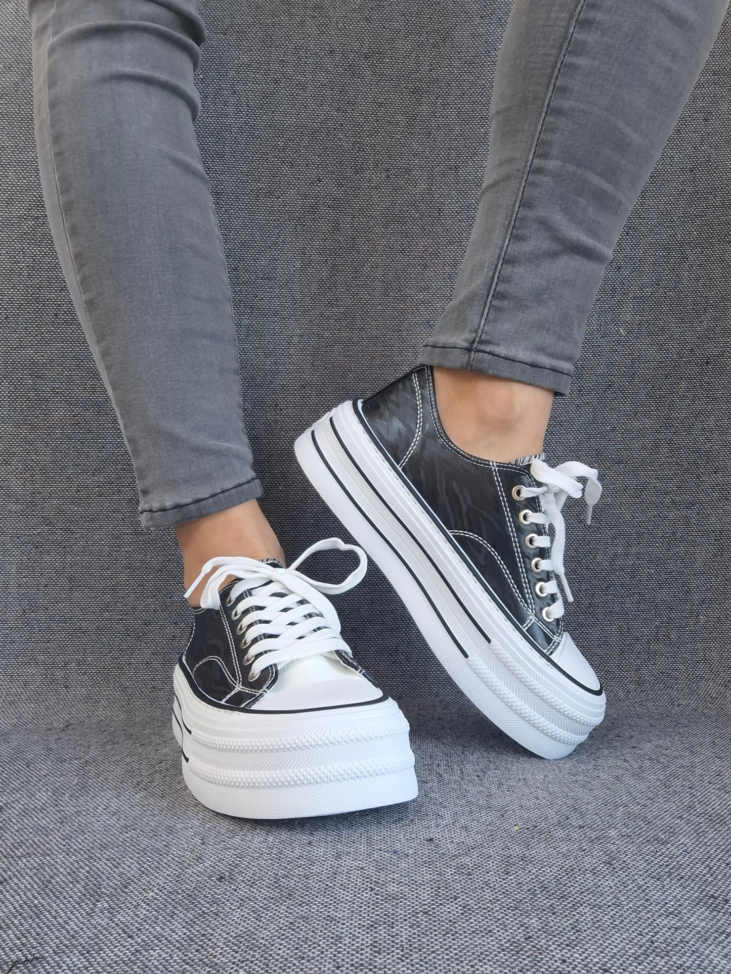 Chaussures baskets basses semelle compensée tissu rigide motif zébrés noir et blanc style converse plateforme