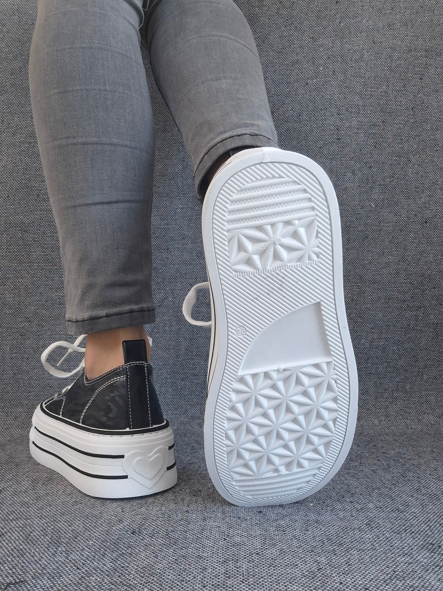 Chaussures baskets basses semelle compensée tissu rigide motif zébrés noir et blanc style converse plateforme