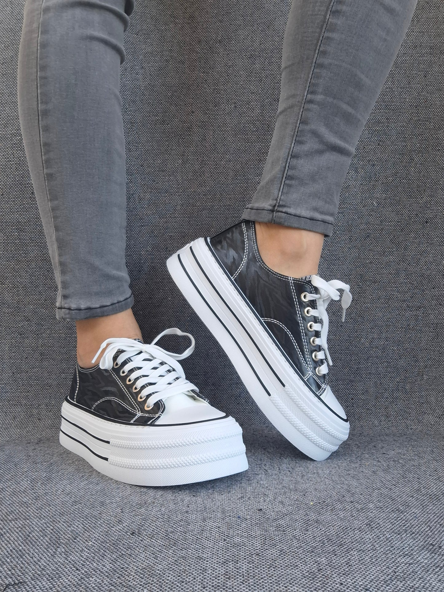 Chaussures baskets basses semelle compensée tissu rigide motif zébrés noir et blanc style converse plateforme