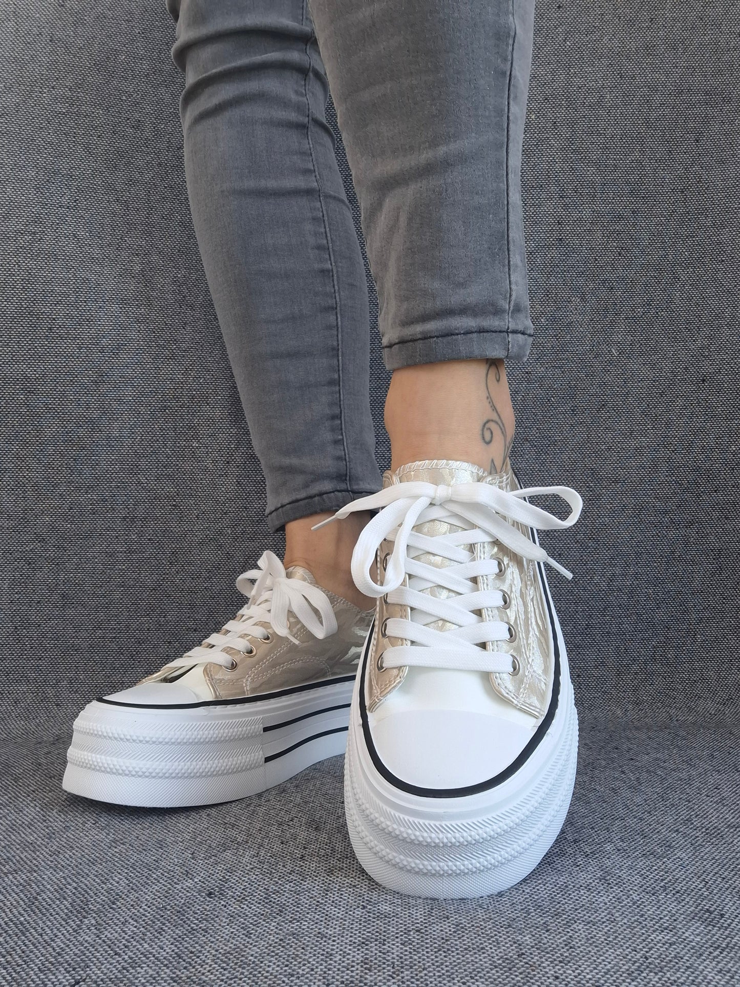Chaussures baskets basses semelle compensée tissu rigide doré avec motifs zebré style converse plateforme