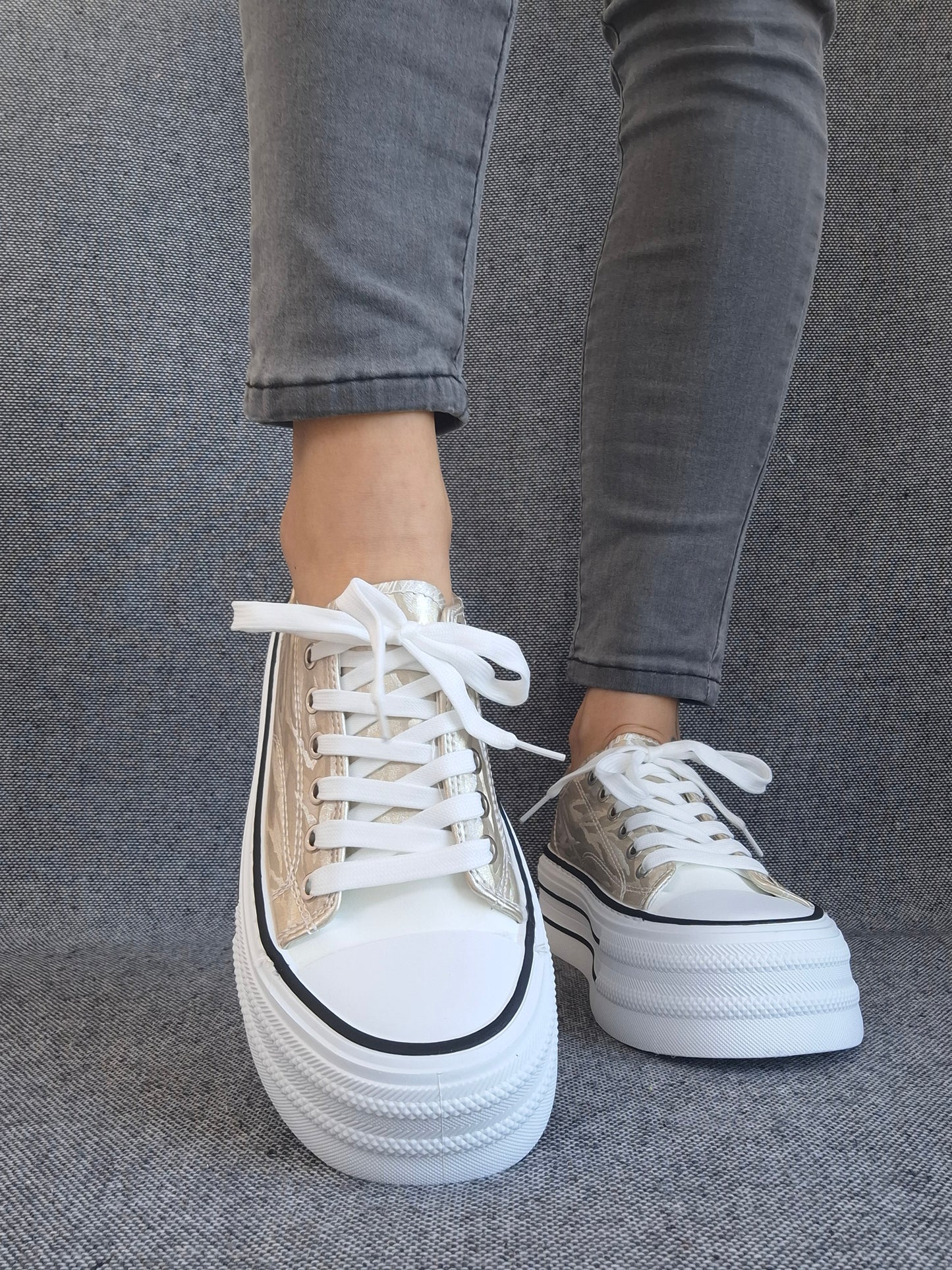 Chaussures baskets basses semelle compensée tissu rigide doré avec motifs zebré style converse plateforme