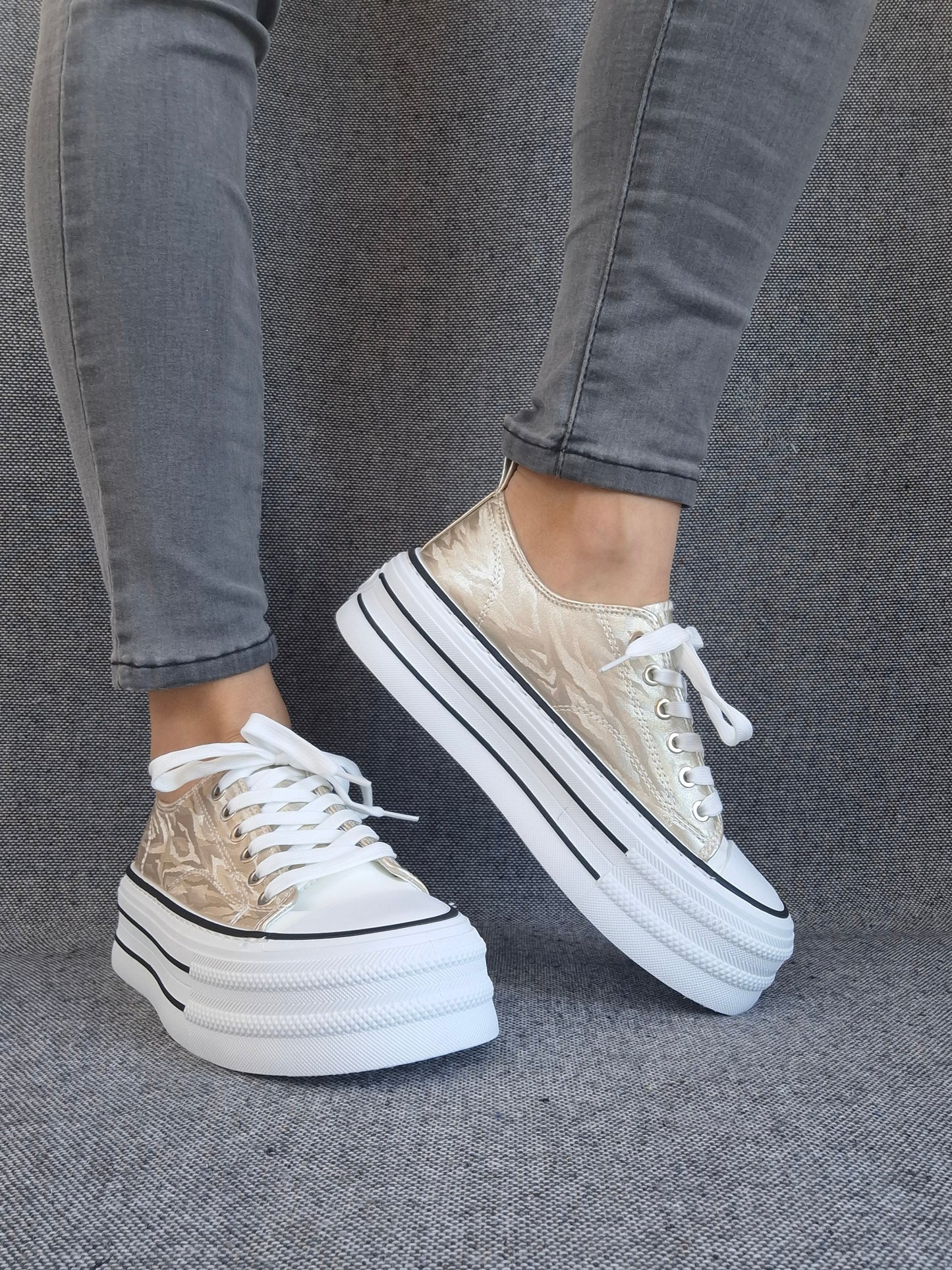 Chaussures baskets basses semelle compensée tissu rigide doré avec motifs zebré style converse plateforme