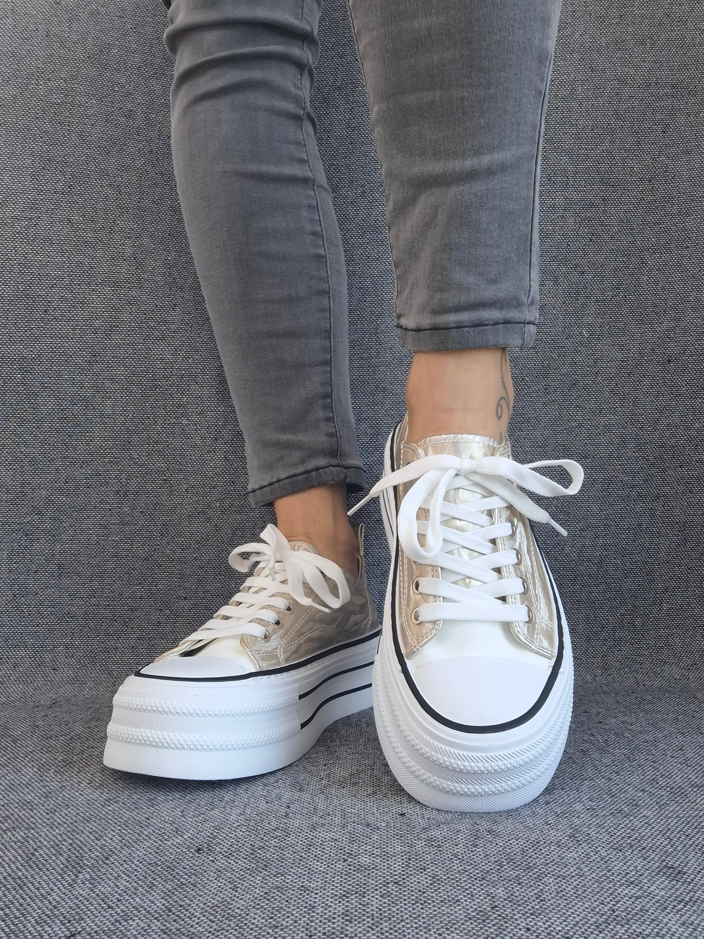 Chaussures baskets basses semelle compensée tissu rigide doré avec motifs zebré style converse plateforme