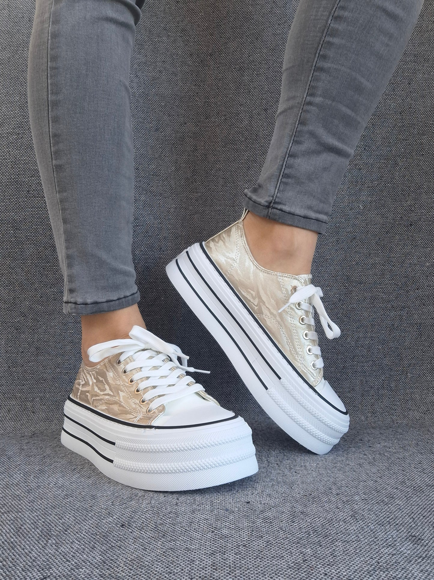 Chaussures baskets basses semelle compensée tissu rigide doré avec motifs zebré style converse plateforme