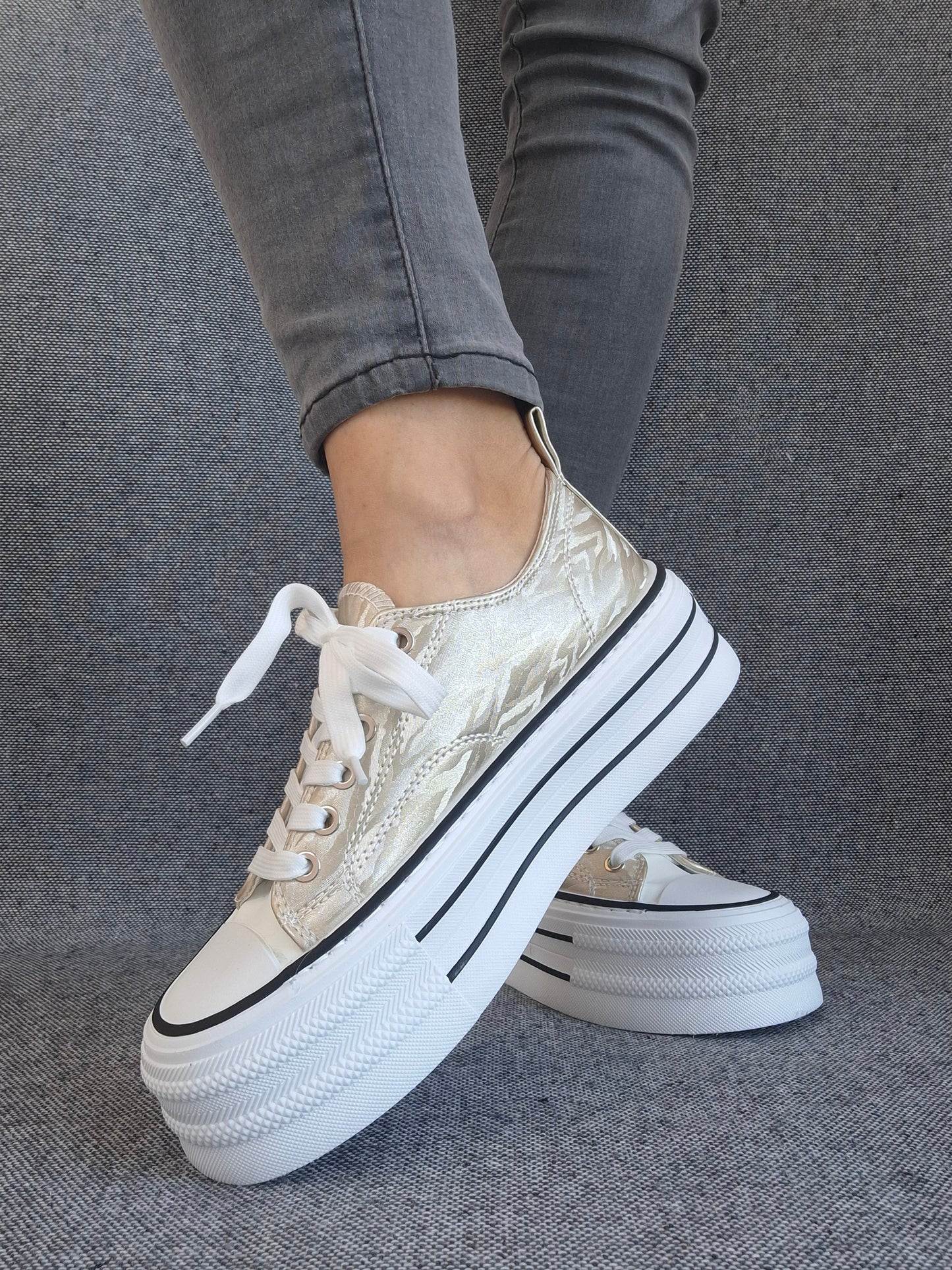 Chaussures baskets basses semelle compensée tissu rigide doré avec motifs zebré style converse plateforme