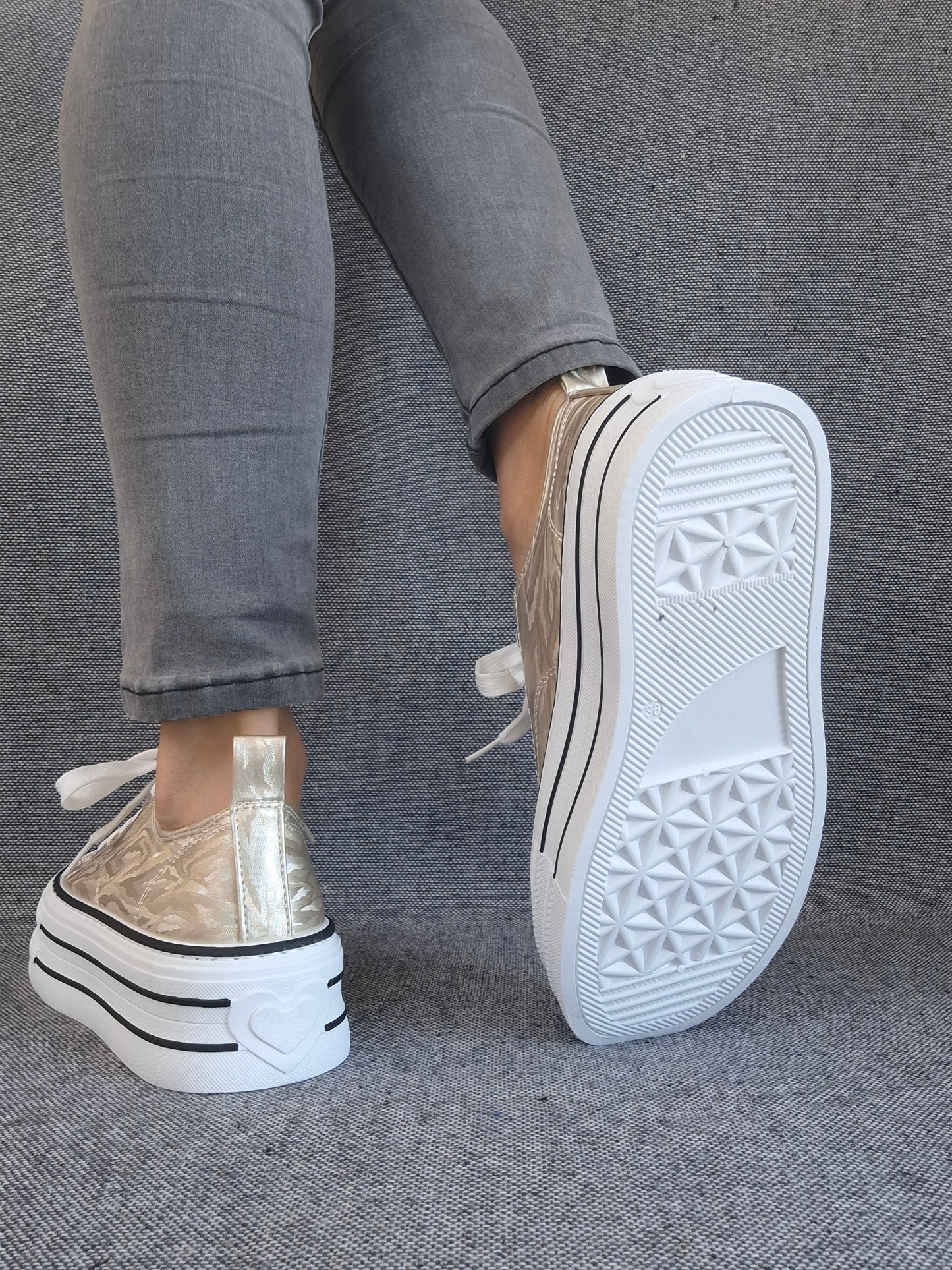 Chaussures baskets basses semelle compensée tissu rigide doré avec motifs zebré style converse plateforme
