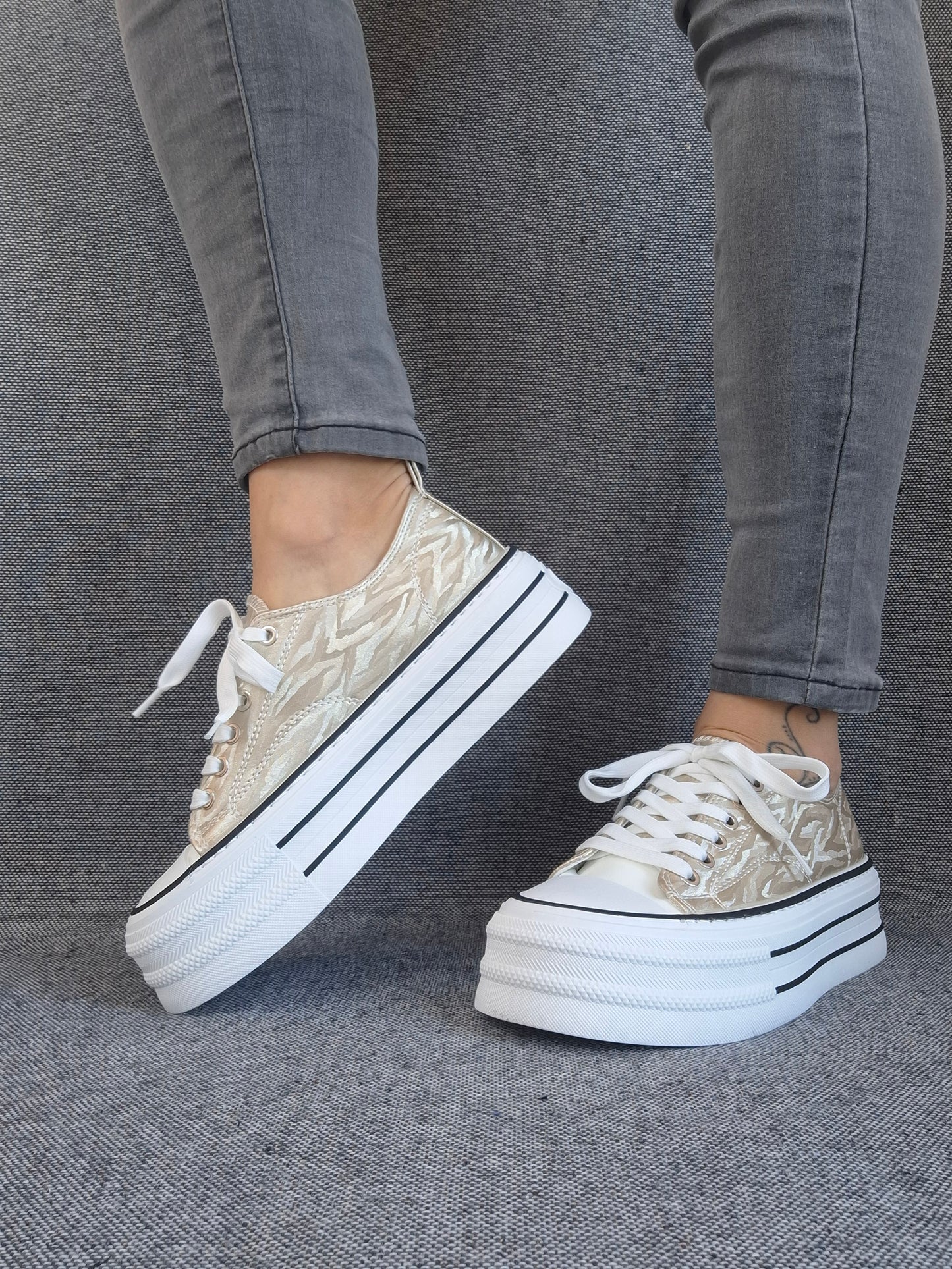 Chaussures baskets basses semelle compensée tissu rigide doré avec motifs zebré style converse plateforme