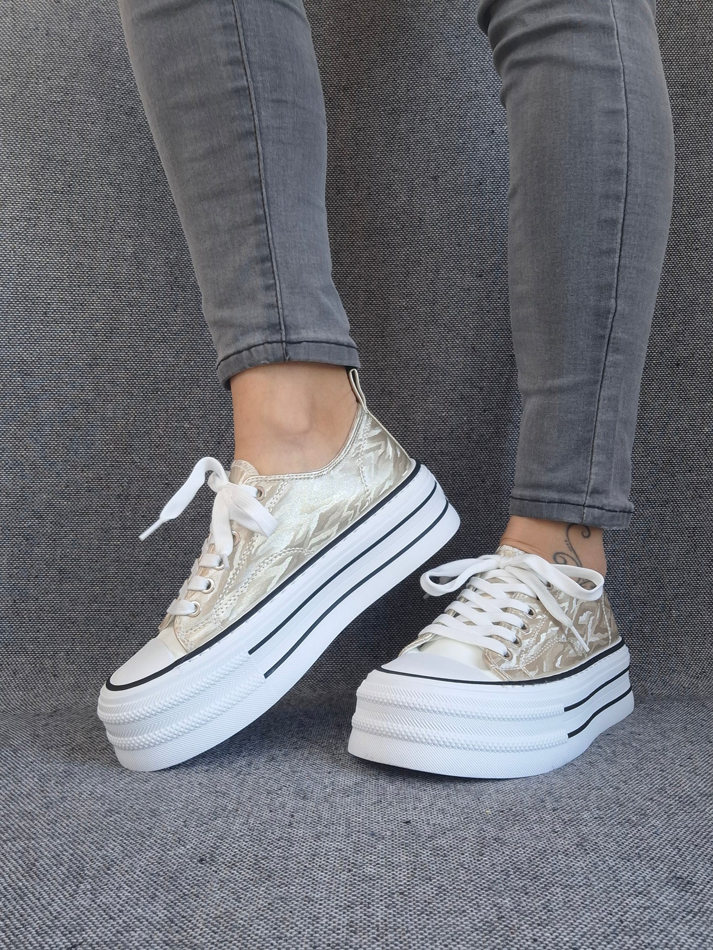Chaussures baskets basses semelle compensée tissu rigide doré avec motifs zebré style converse plateforme