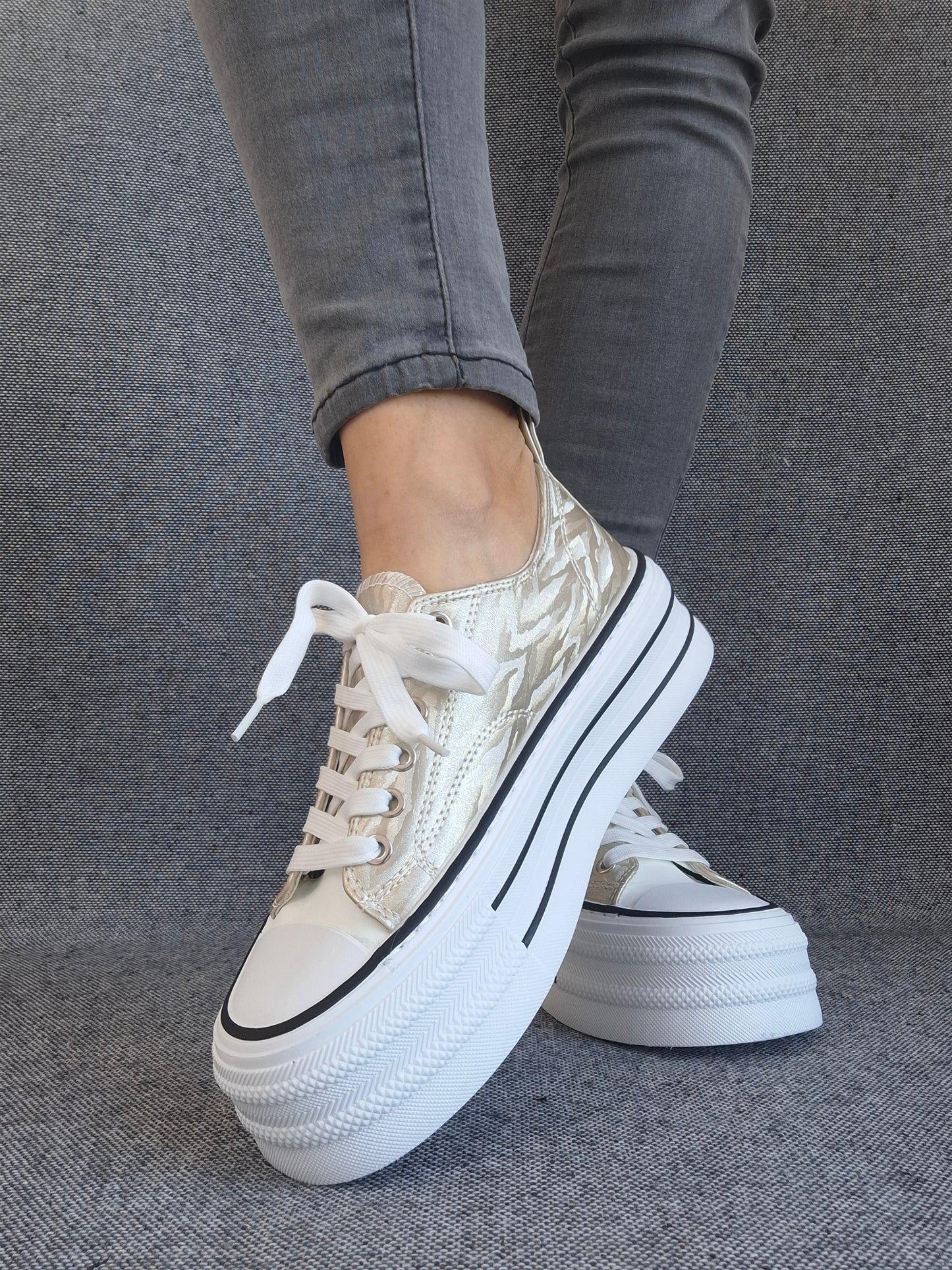 Chaussures baskets basses semelle compensée tissu rigide doré avec motifs zebré style converse plateforme