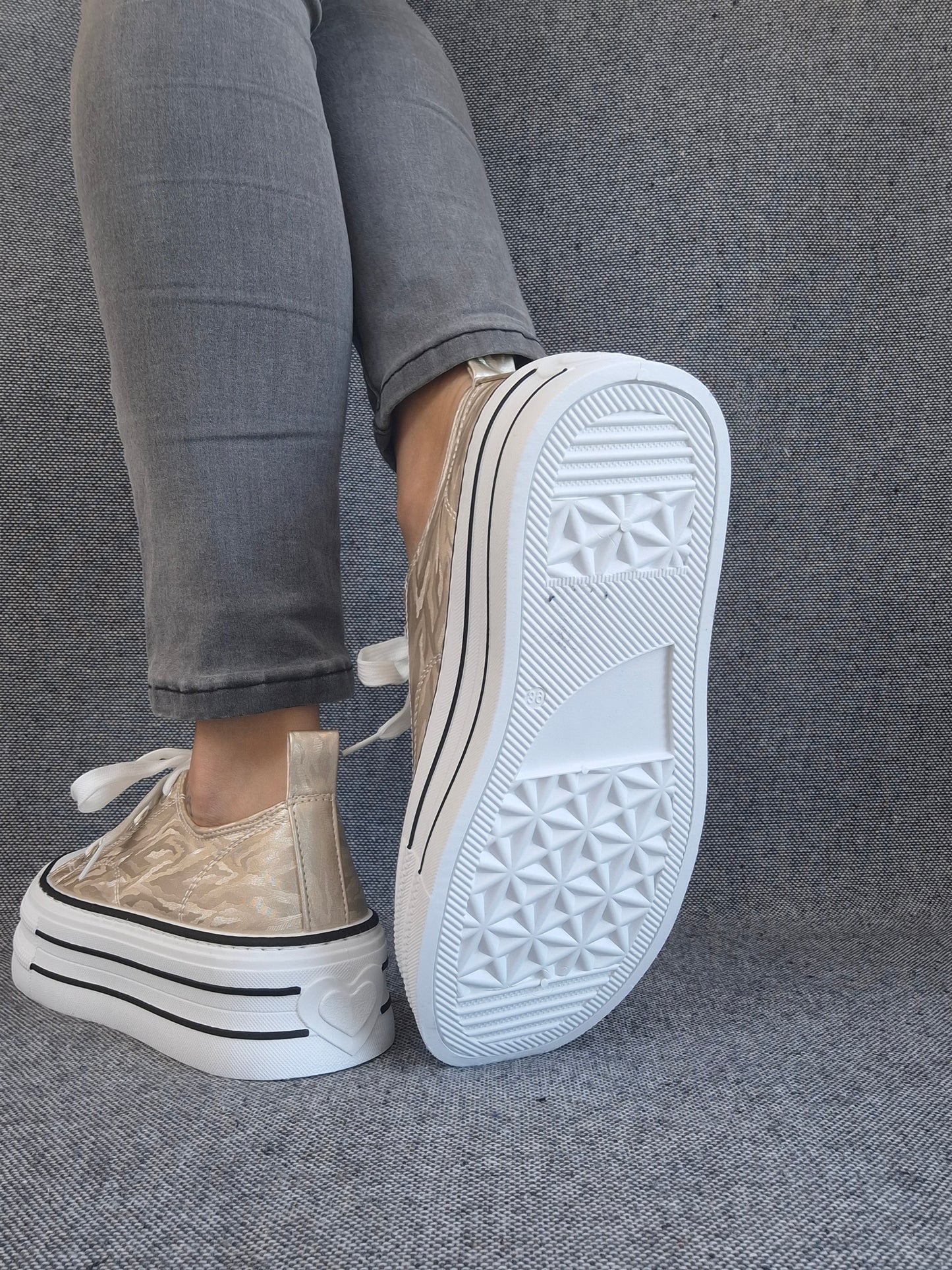 Chaussures baskets basses semelle compensée tissu rigide doré avec motifs zebré style converse plateforme