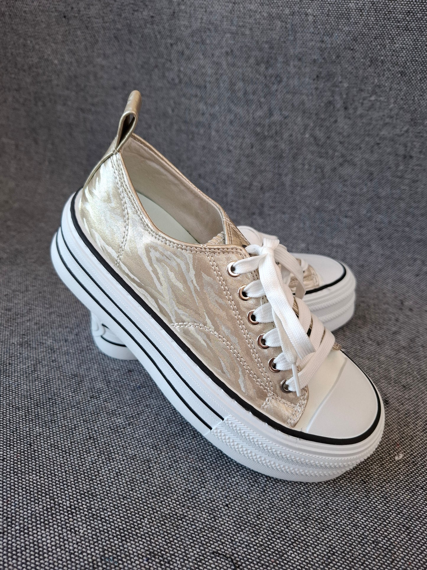 Chaussures baskets basses semelle compensée tissu rigide doré avec motifs zebré style converse plateforme