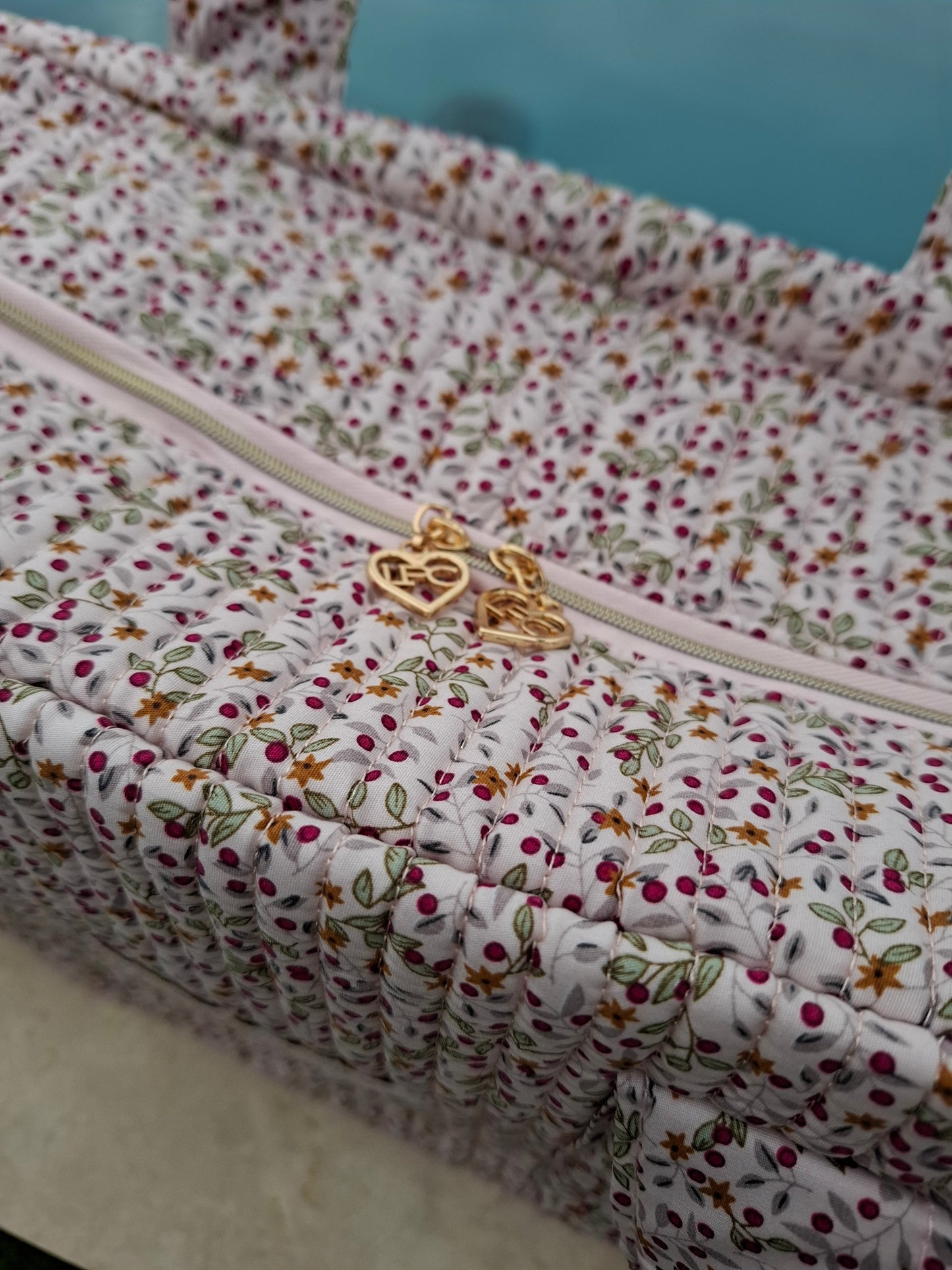 Sac week-end polochon en coton matelassé rose pâle liberty motifs cerises