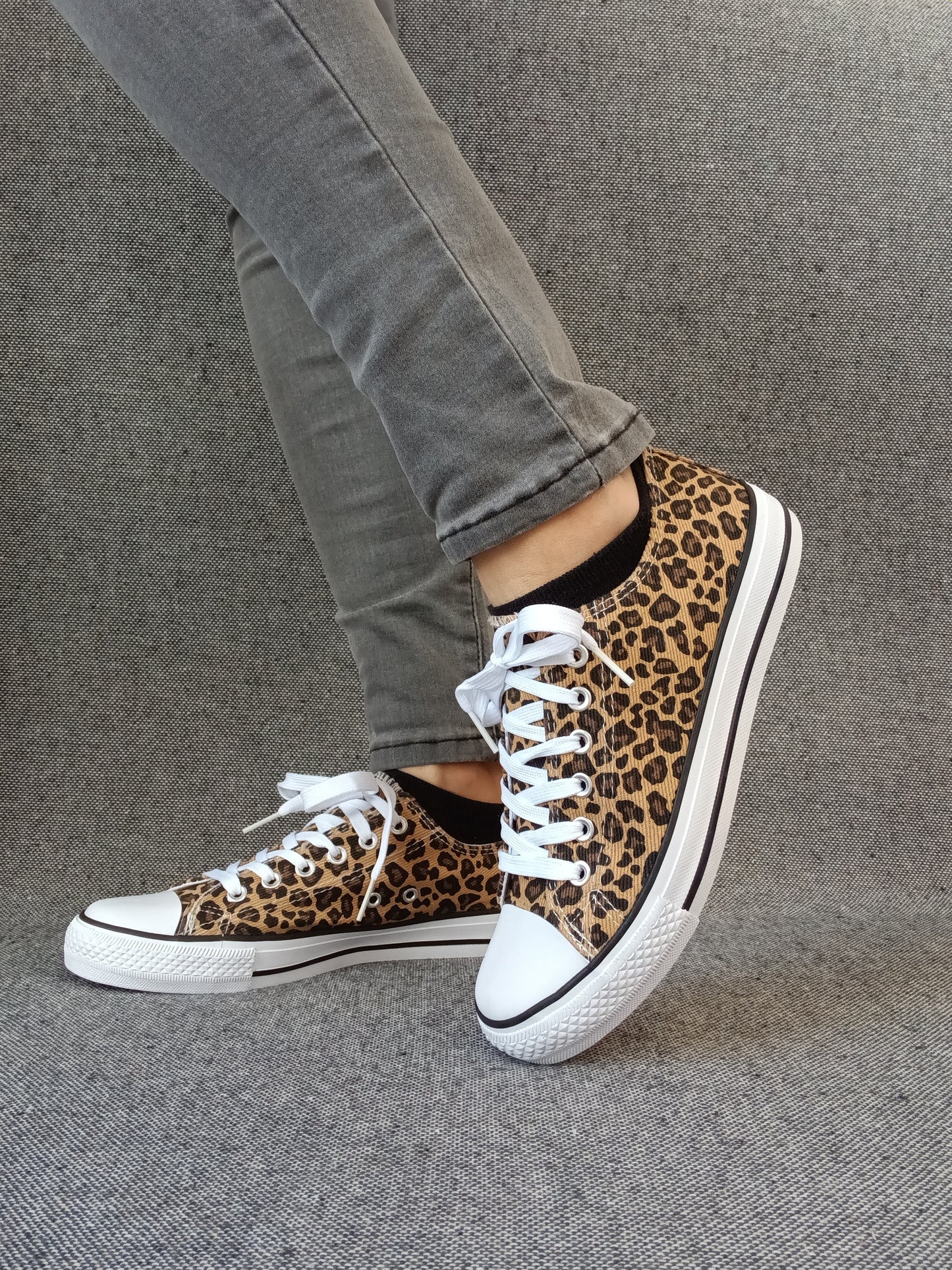 Chaussures baskets basses tissu léopard style converse