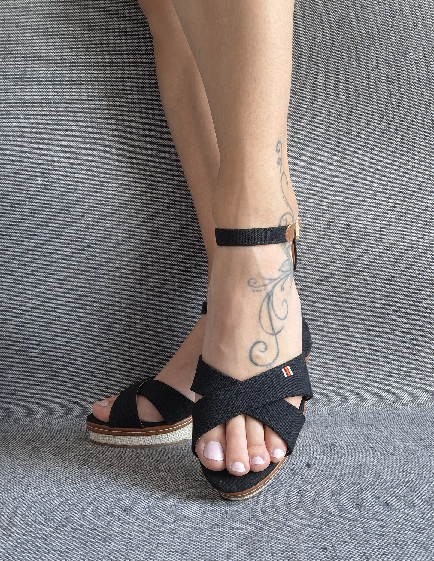 Chaussures sandales compensées tissu à lanières noire et semelle beige