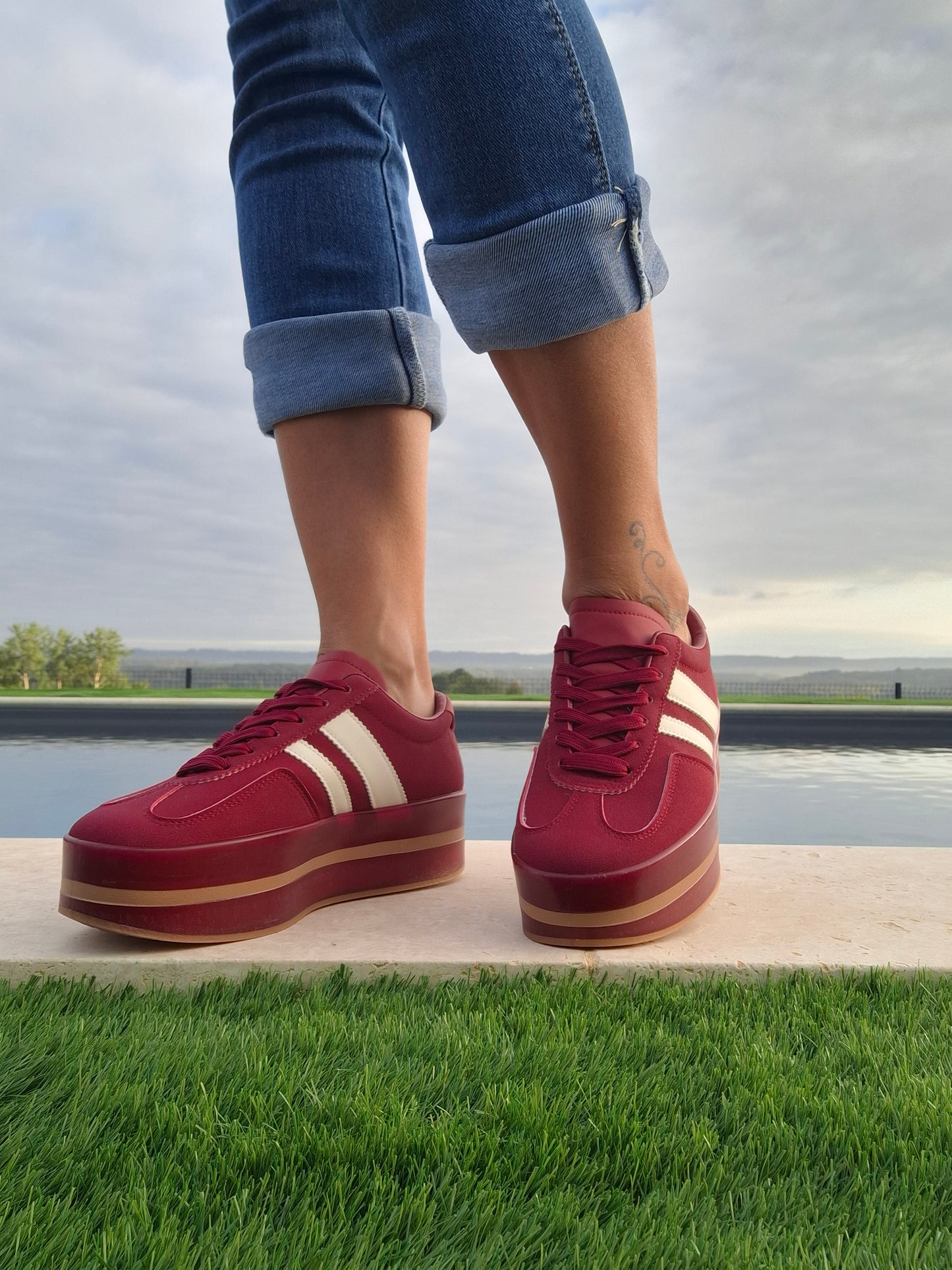Chaussures baskets basses compensées rouge bordeaux avec bandes blanches style sneakers campus