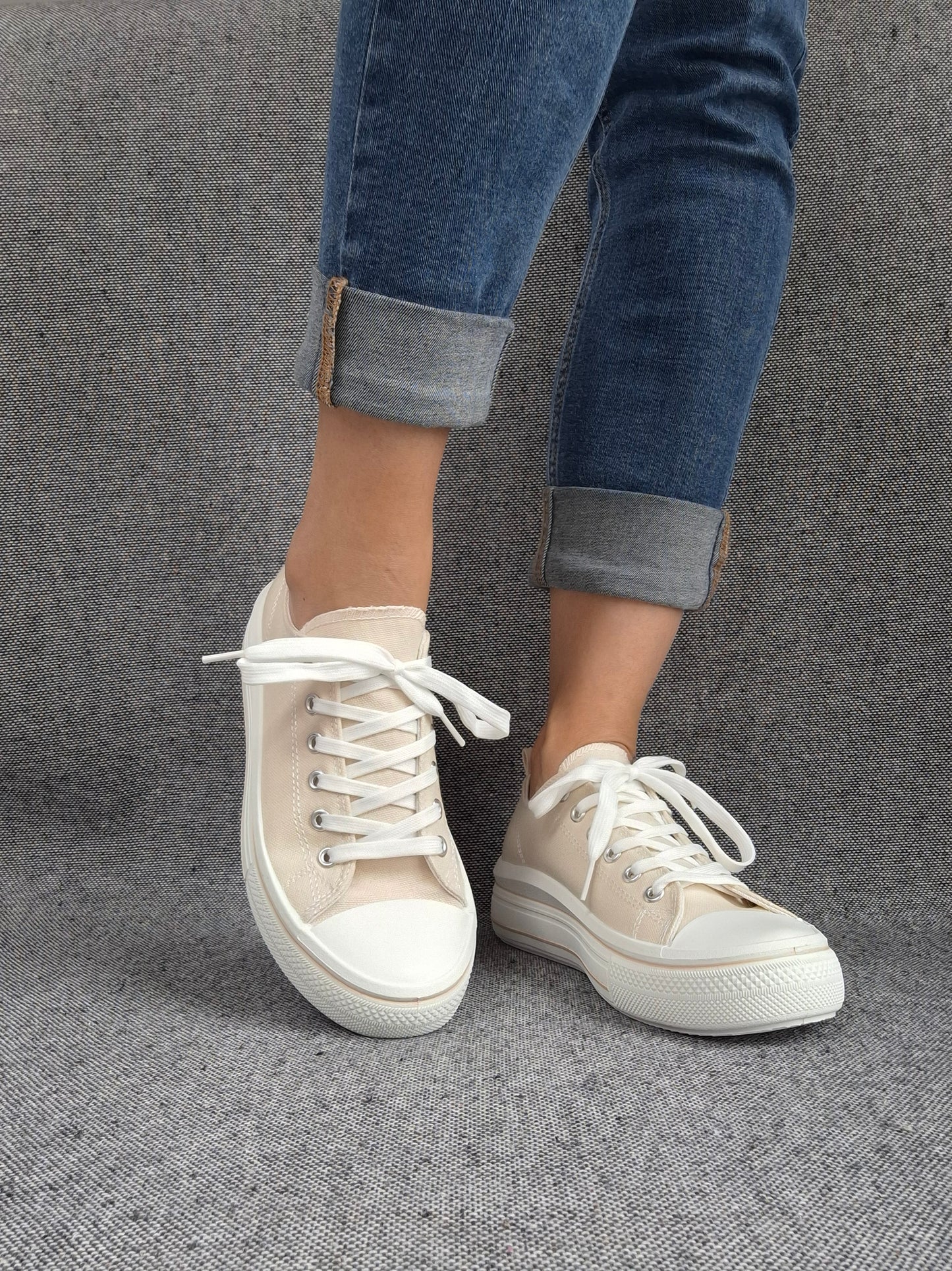 Chaussures baskets en toile beige clair semelle compensée style converse