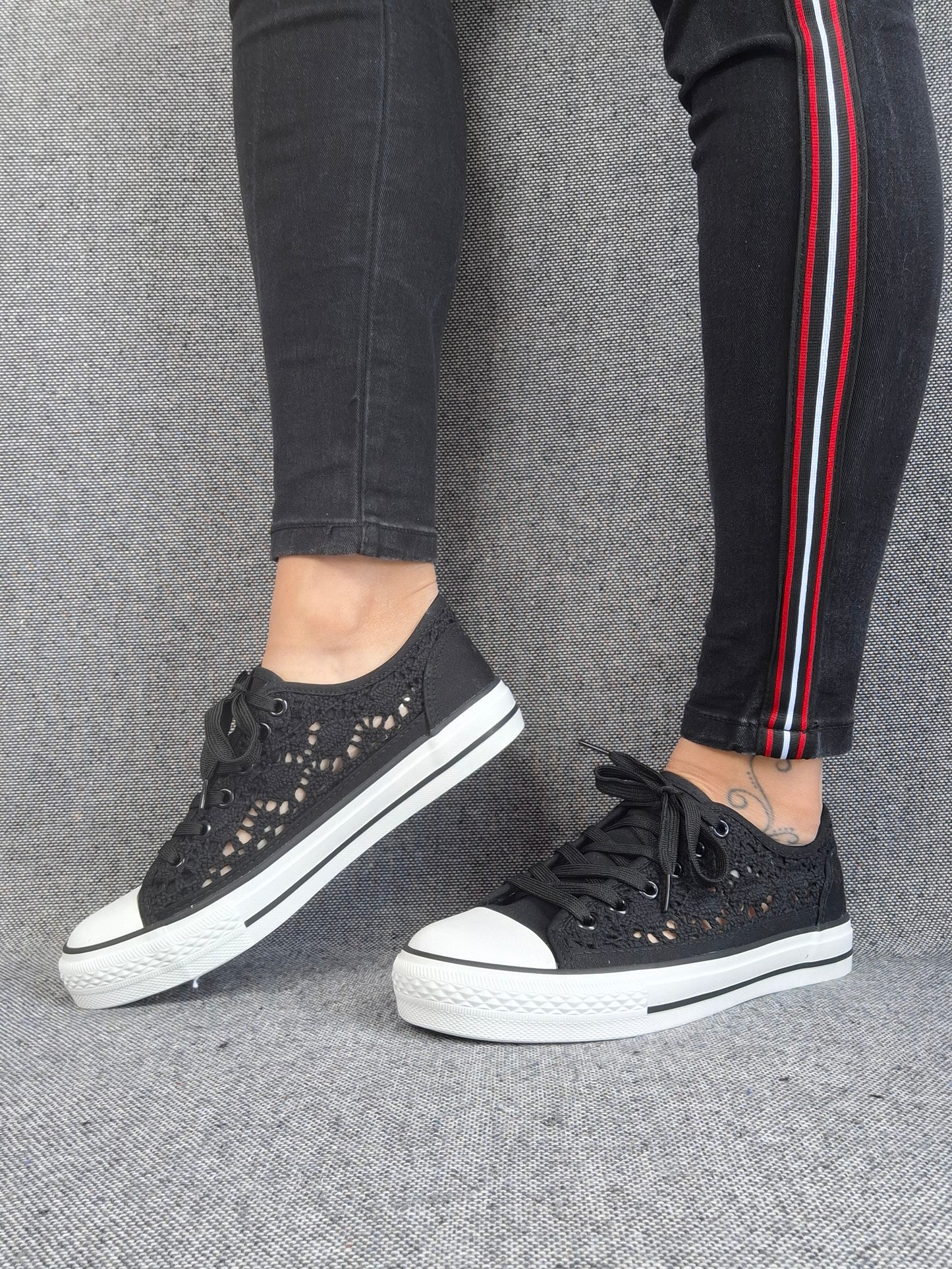 Chaussures baskets basses à dentelle noir en tissu style converse