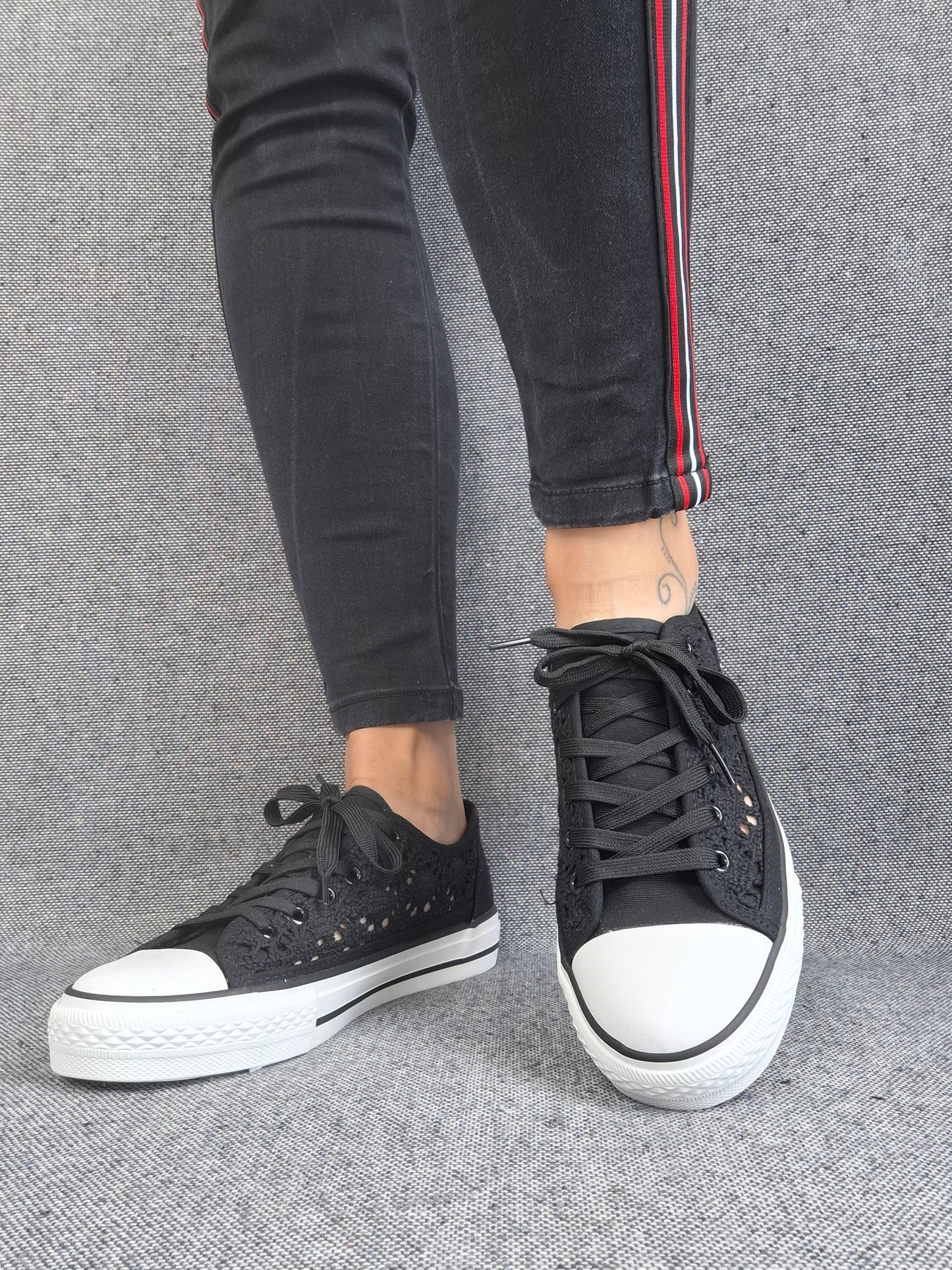 Chaussures baskets basses à dentelle noir en tissu style converse